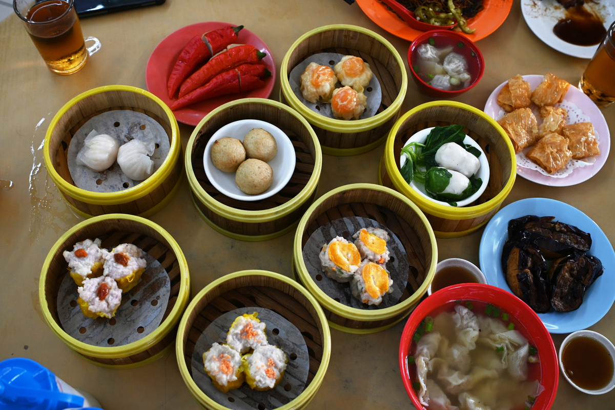 香港早茶攻略：最佳餐厅选择、必点菜品和礼仪指南