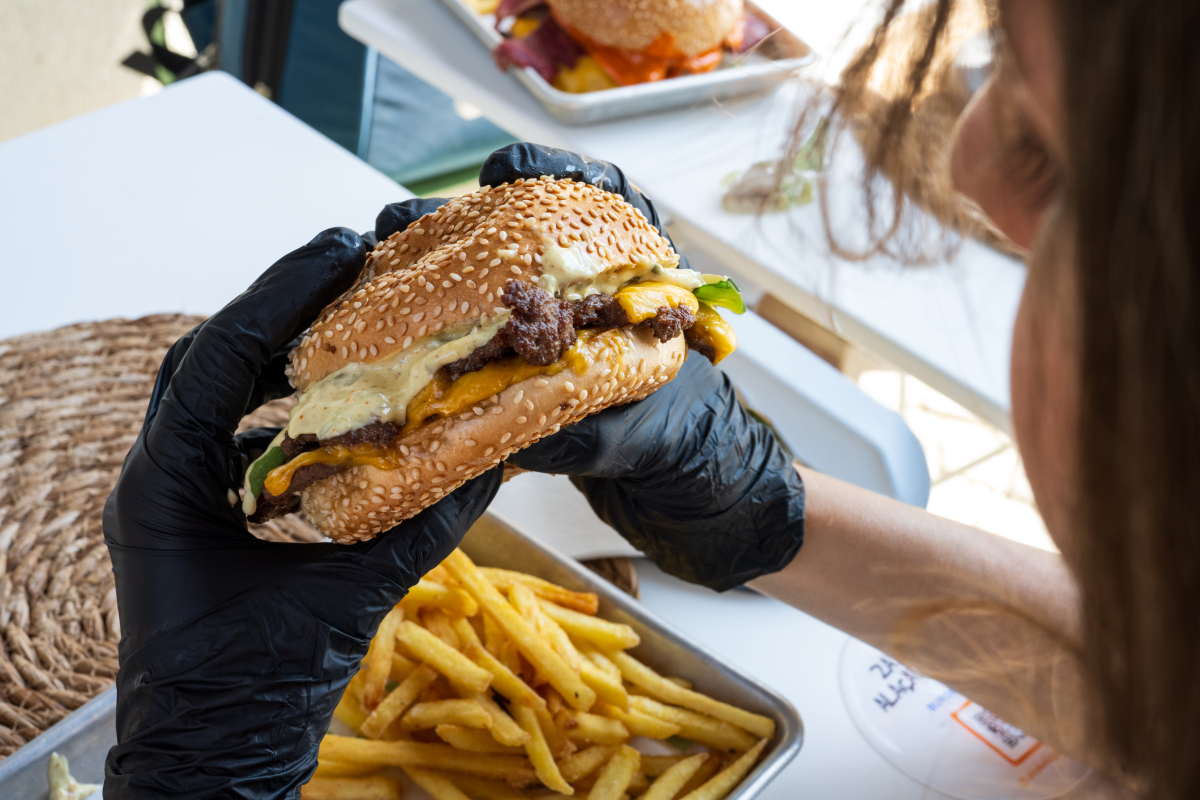 Make me a menu of a restaurant called gort borty hamburgers restaurant with 3 appetizers 5 main corsers 3 beverages and 3 deserts with prices that are good and they have good names