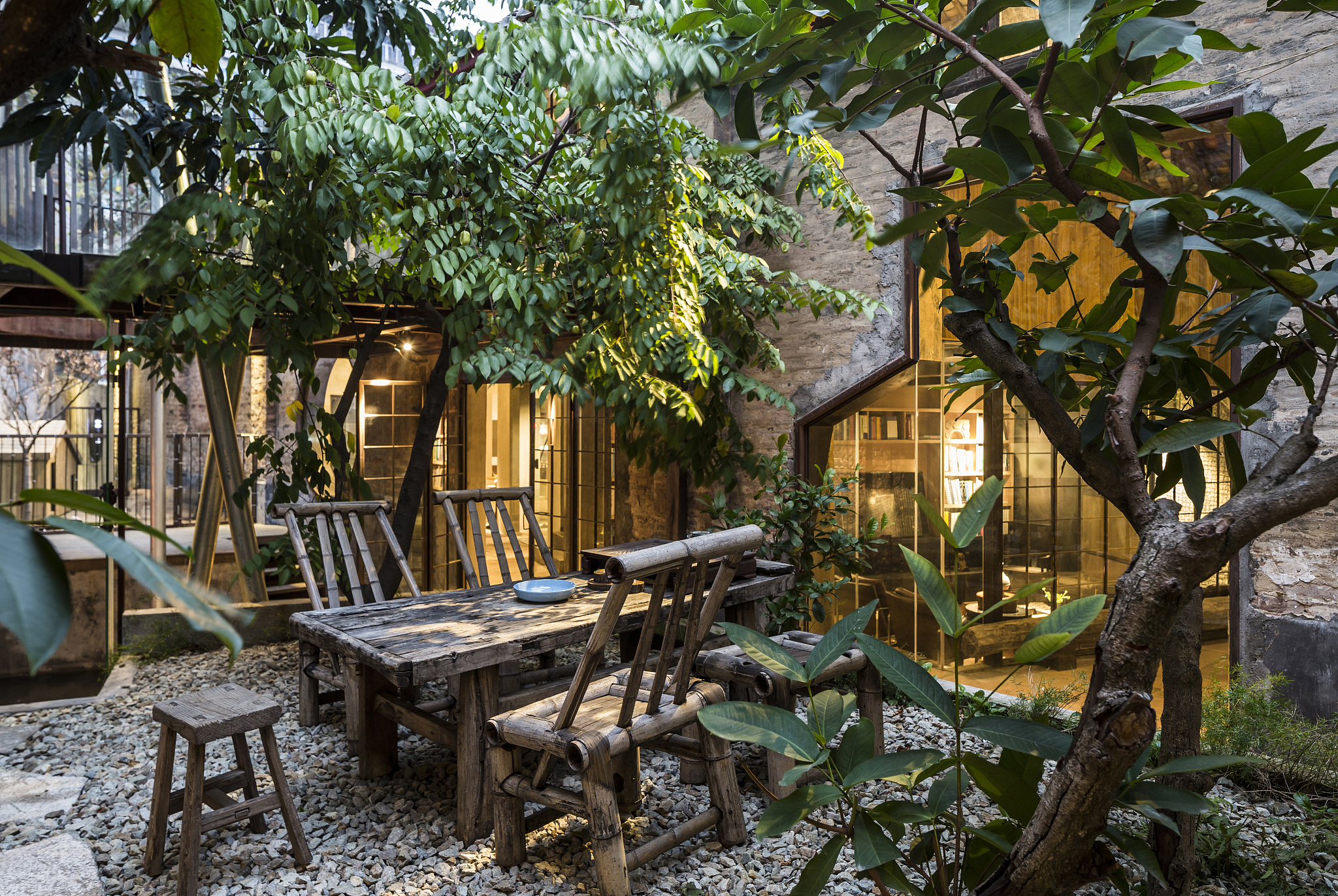 以愤怒的情绪写一篇视频口播文稿内容是：民宿不赚钱都别来成本高水电费保洁是头等大事还有突如其来的各种住客需求。