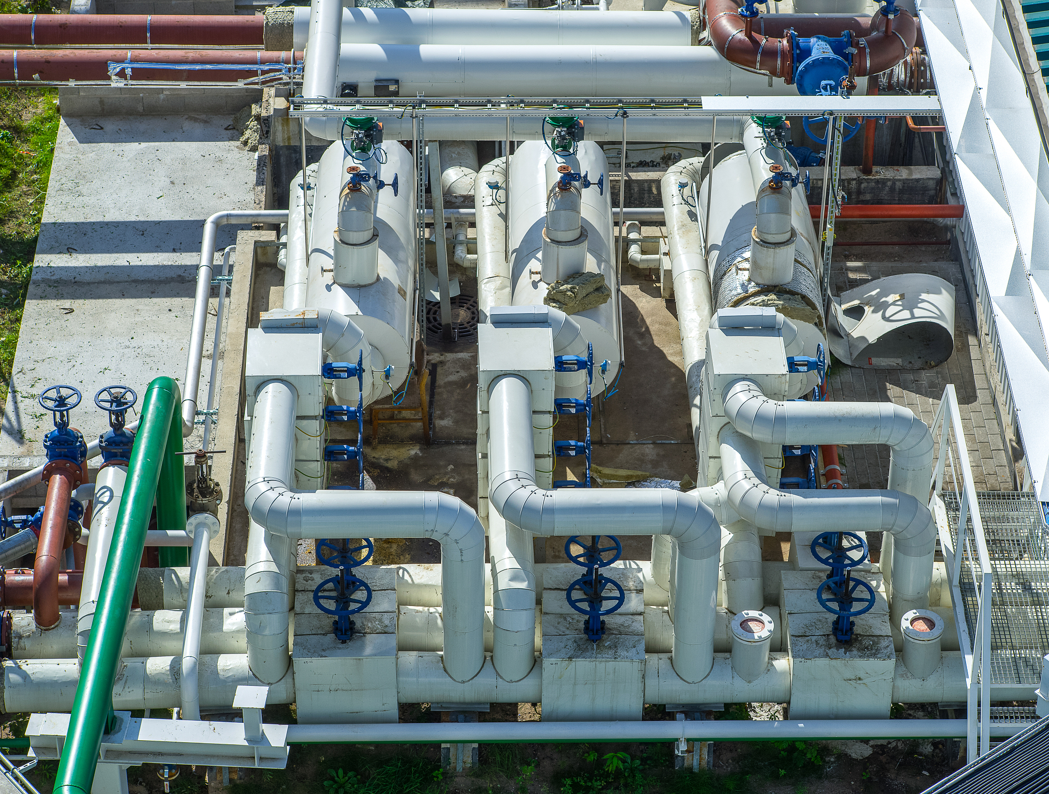 原油集输处理系统油井井口回压不应高于