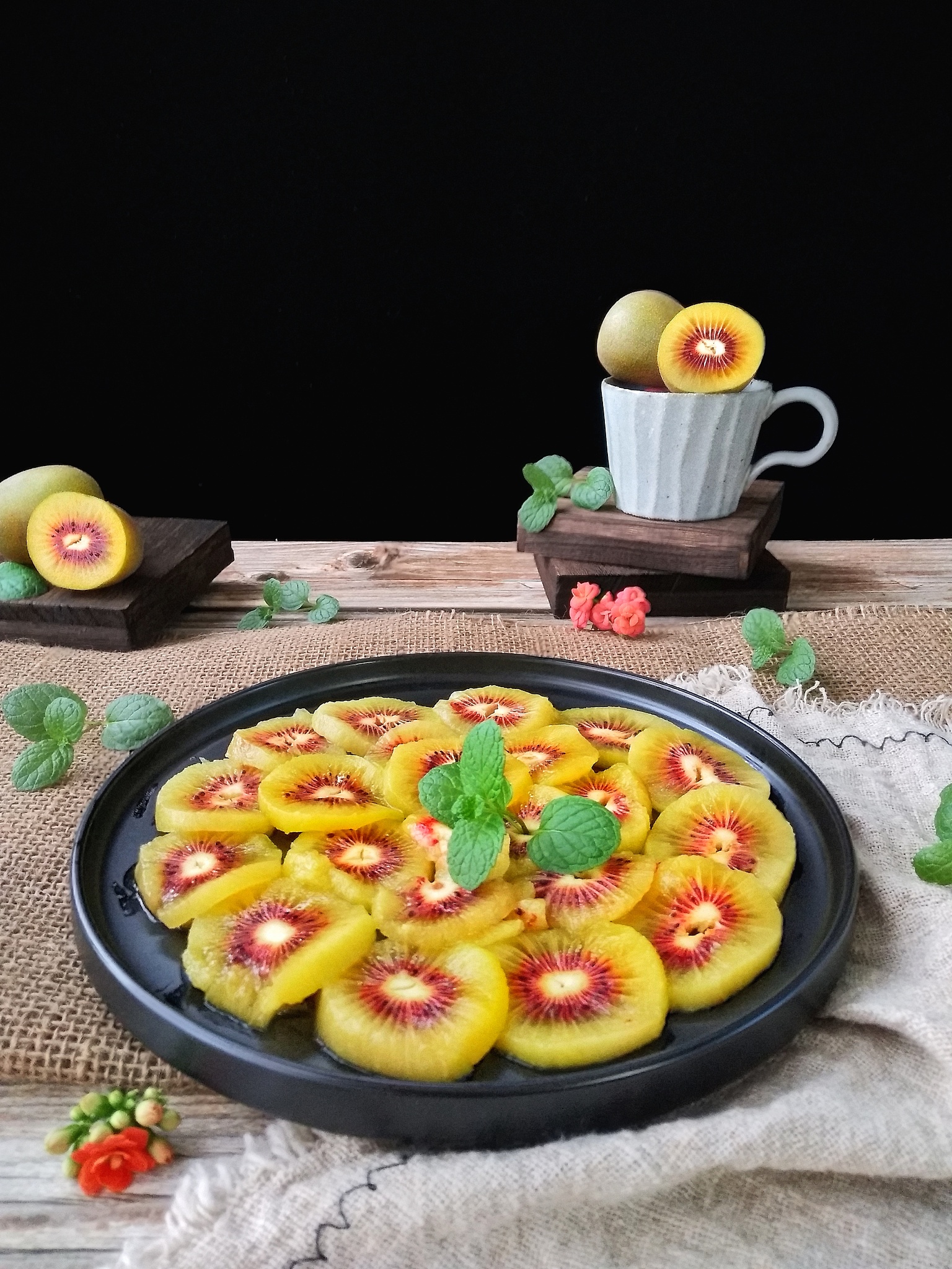 请根据下述内容写参考文献综述：1李倩 蒲江猕猴桃品牌定位与营销研究D西南大学20222刘行 渭南市J果业有限公司猕猴桃产品营销策略优化研究D西北农林科技大学20223陈逸青杨粉莉高舶雯杨联安韩棋治基于GIS的猕猴桃电商精准营销智能分析J农学学报20211111108-1114赵士毅舒晓惠互联网背景下岩冲村红心猕猴桃营销策略J合作经济与科技20210685-875张梅 陕西省周至猕猴桃营销渠道研究D