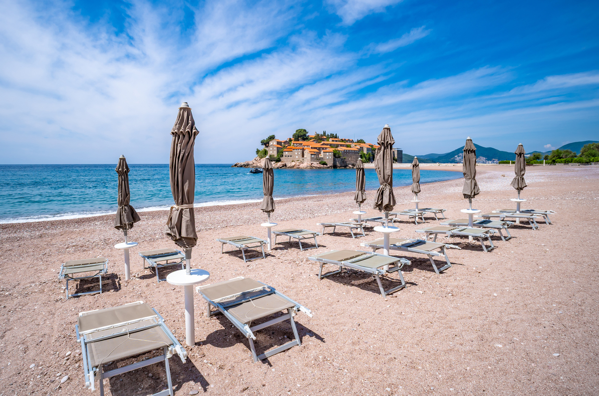 我来描述一个图片的场景你用关键词总结并用英语翻译过来