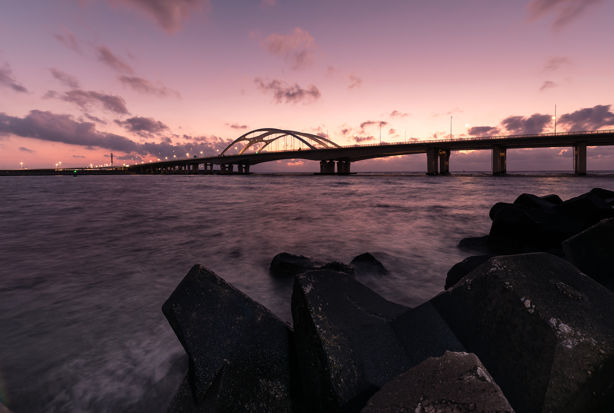 项目名称：人居玖云府房号：12-1-1402朝向：南产品类型：住宅交付标准：清水项目卖点1地处新津不限购首付可2成起18万即可购买90平左右套三单位户型120低密社区、居住舒适度高项目楼间距大视野开阔2 地处泛主城天新黄金三角位自驾30min可达南二环以及兴隆湖坐享成雅、二绕两条高速路以及剑南大道、新科大道、西创大道等城市主干道交通路网发达。3 周边30km共有6个幼儿园其中最近的幼儿园为新津县普