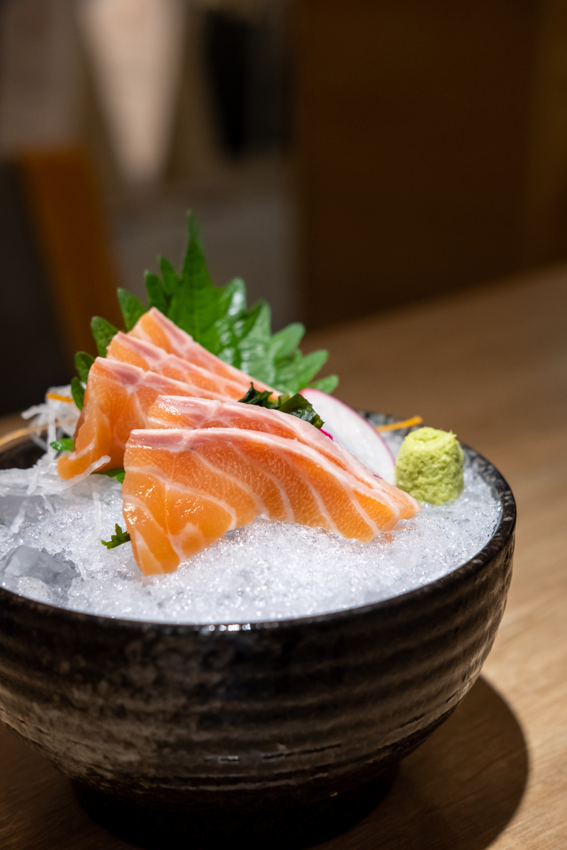 请根据下面的模板写一份相似的文案 意思跟原文不变为什么高档西餐厅的蔬菜沙拉那么好吃它究竟是怎么搭配的首先沙拉菜苦菊和紫甘蓝用来打底加点黄瓜西兰花小番茄美味不胖的蛋白质不能少灵魂就是这个被煎芝麻蔬菜沙拉汁口感吃起来特别香淋上沙拉汁拌一拌就可以吃了味道真的不输高档西餐厅