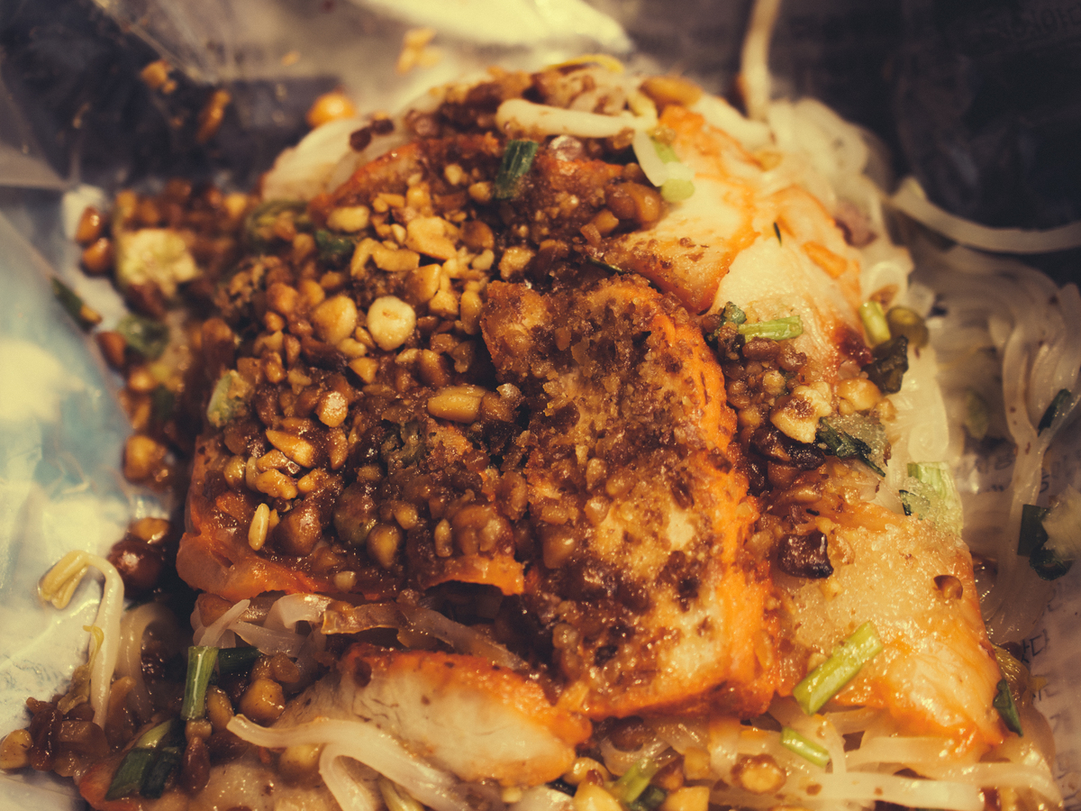 西安有什么好吃的西安的美食非常丰富以下是一些西安著名的好吃的：1 肉夹馍：以烤制的肉夹在馍中为主要原料配上葱花和酱料具有口感鲜美的特点。2 羊肉泡馍：清汤加入煮熟的切碎羊肉、酱菜、面片最后放上馍坊中的馍片配以辣椒油、葱花、蒜泥等调味品。3 胡辣汤：汤底为牛肉清汤加入火腿、黄豆、面条、火麻仁、胡椒面等成分味道醇厚。4 油泼面：挑选精制小麦粉手工制作配以辣椒油、酱油、蒜泥等多种调味品。5 羊蝎子：将羊