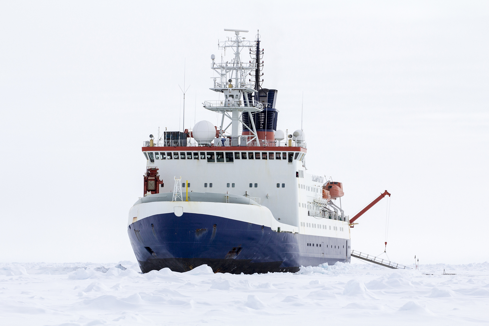 中国科考队首次抵达北极点！‘雪龙2’号破冰船助力北冰洋科学考察
