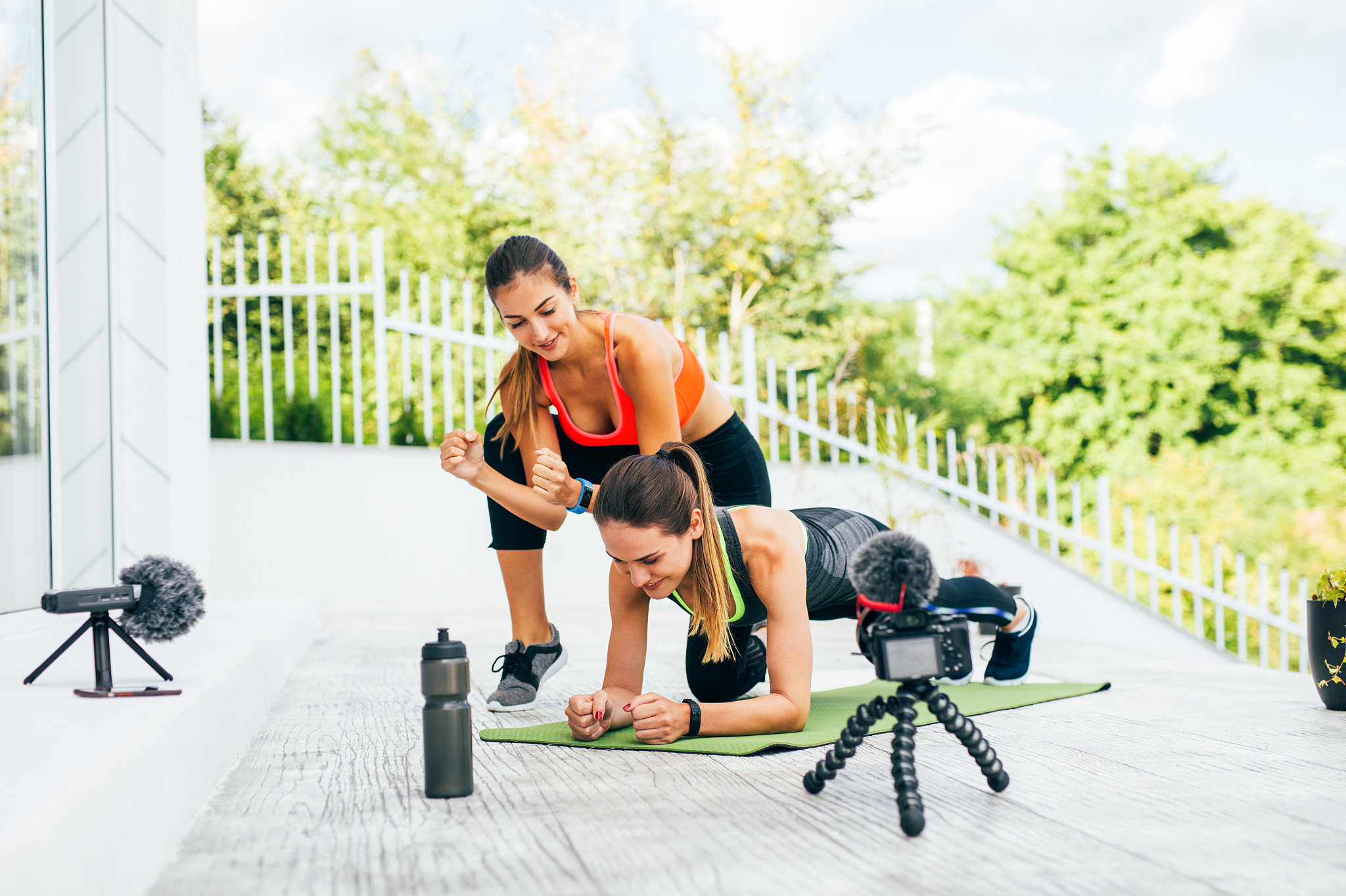 写一篇VlogVideo blog视频日志记录在大学生活中有趣的或有意义的一天或记忆深刻的事情。 分镜头描述包含主题、时间