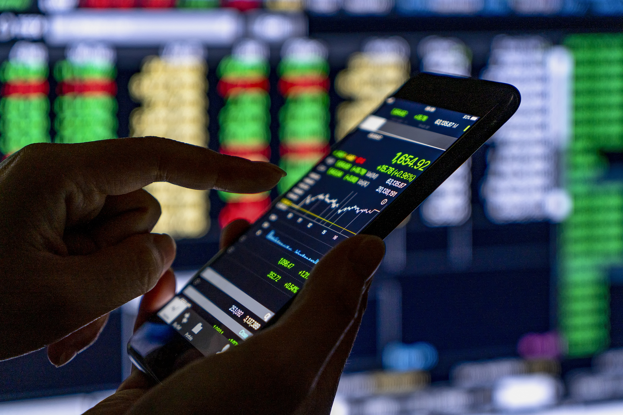 making trading online on the smart phone. new ways to make econo