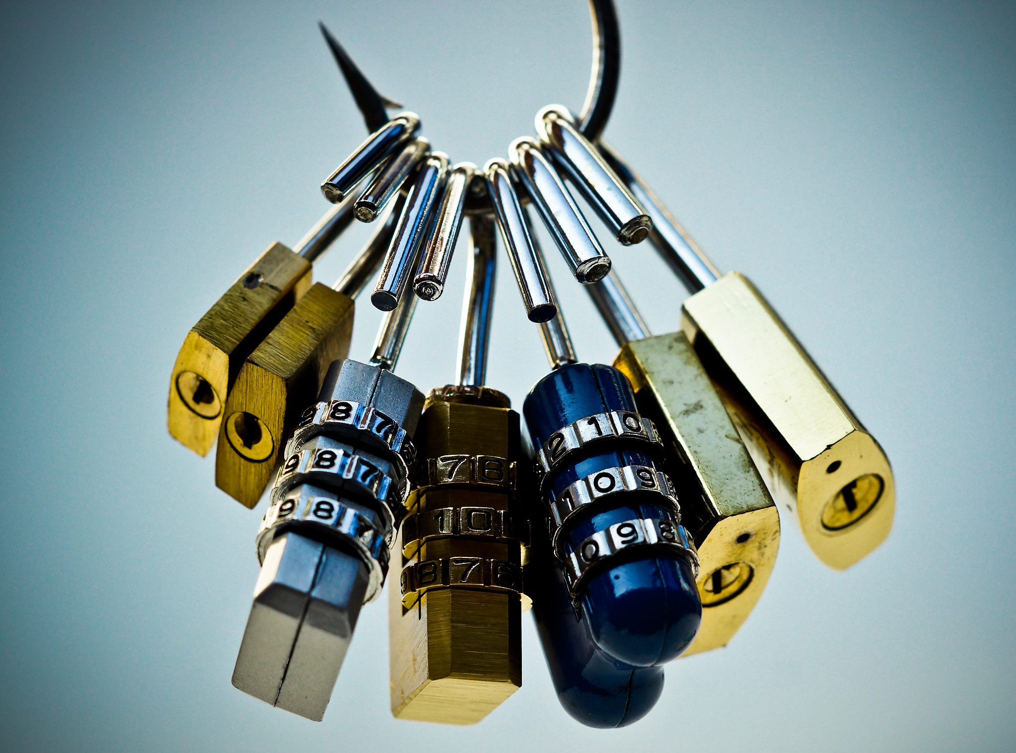 写一个2000字攻防演练报告