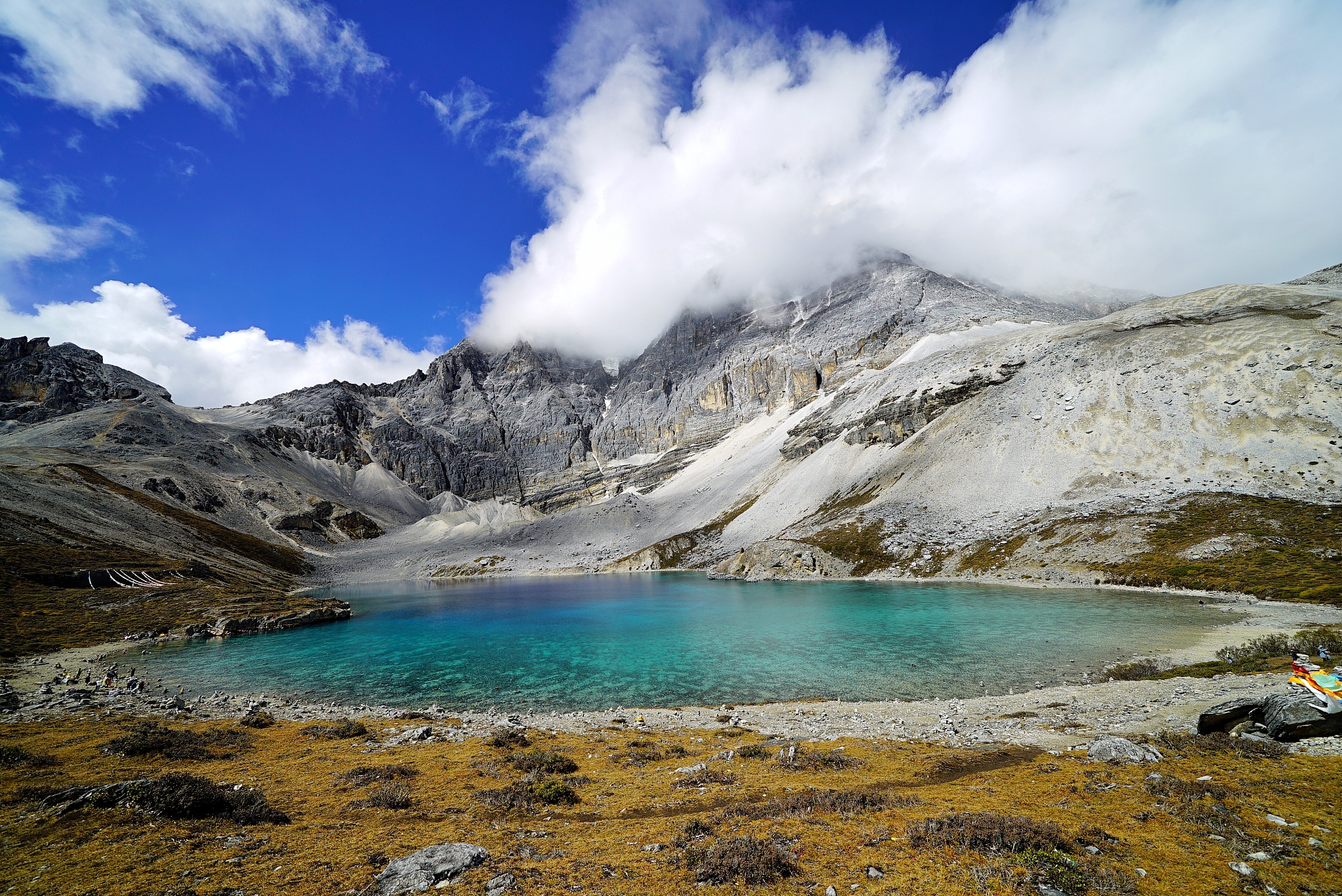 稻城亚丁风景区位于四川省甘孜藏族自治州稻城县香格里拉镇境内国家5A级旅游景区国家级自然保护区景区以仙乃日、降边央、夏纳多吉三座雪峰为核心区呈北南向分布是中国保存最完整的一处自然生态系统。稻城亚丁风景区以其独特的原始生态环境、雄、奇、绣、美的高品位自然风光而闻名中外。亚丁自然保护区于1996年3月经稻城县人民政府批准成为县级自然保护区同时成立了亚丁自然保护区管理局。1997年5月甘孜藏族自治州人民政