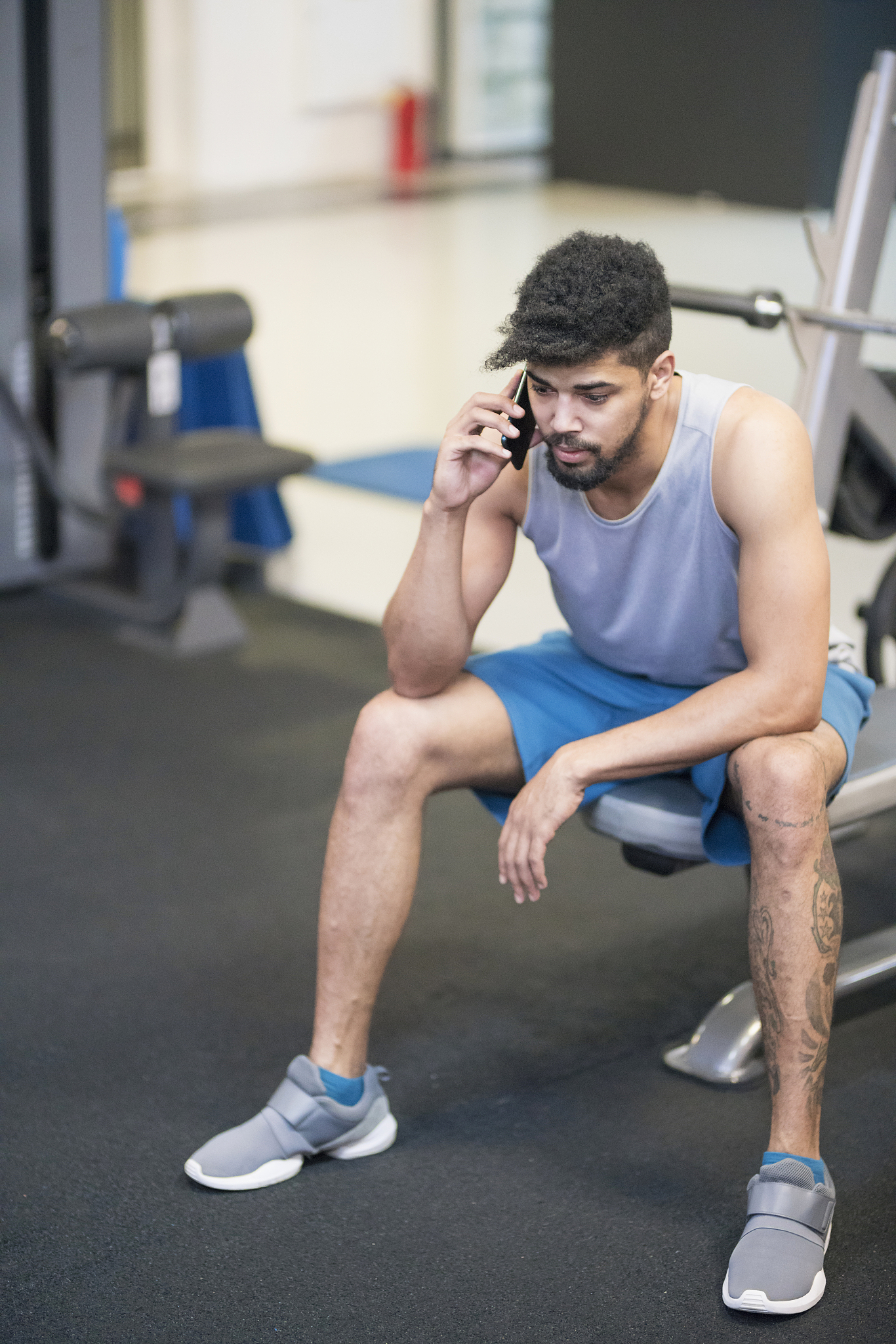 体育生腿毛浓密的原因：运动、生活方式和遗传因素