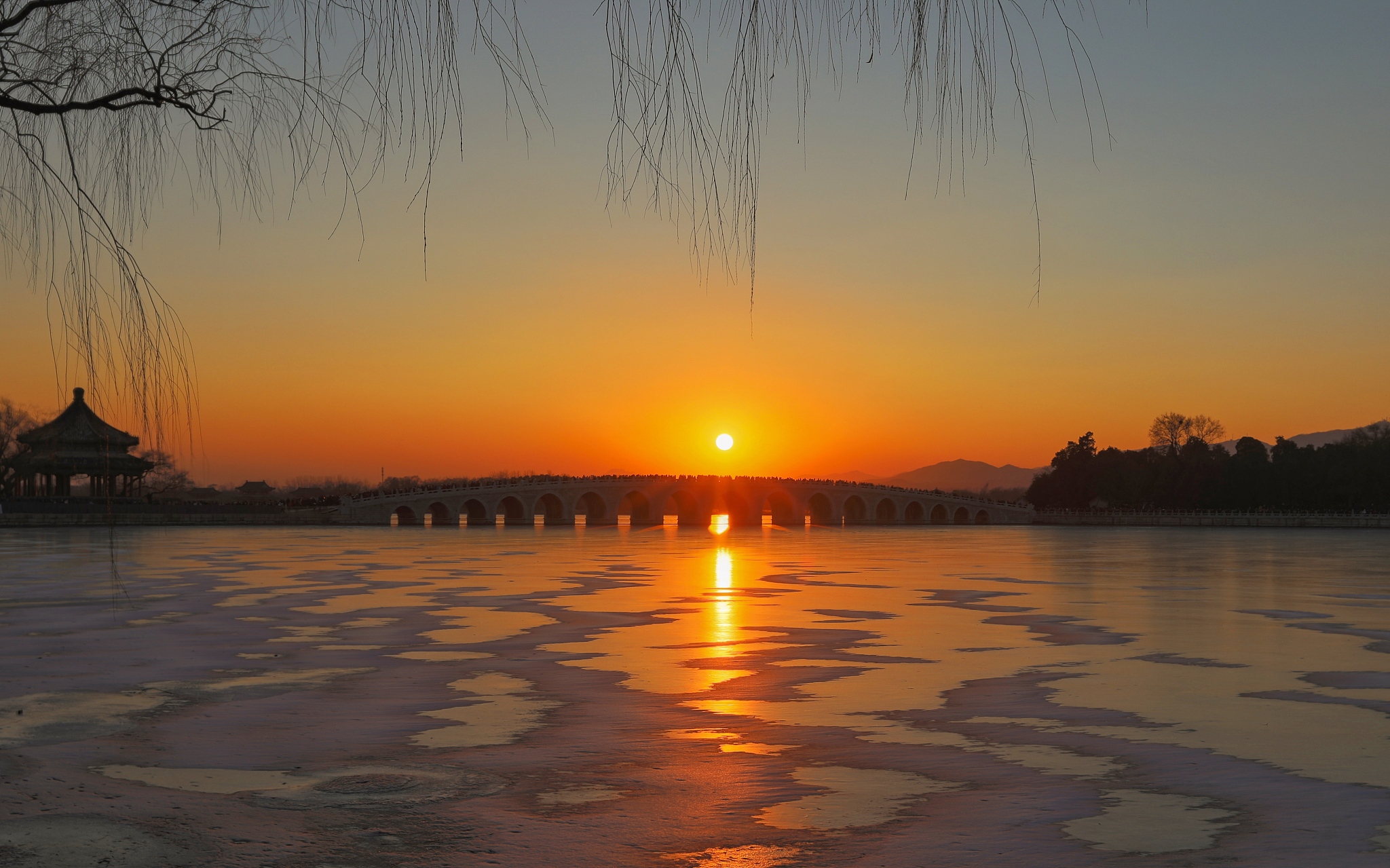 修改一段作文：怎么样？这个风景不亚于金字塔的夕阳和颐和园的日出吧。如果你觉得这不真实可以亲自来看看哦！