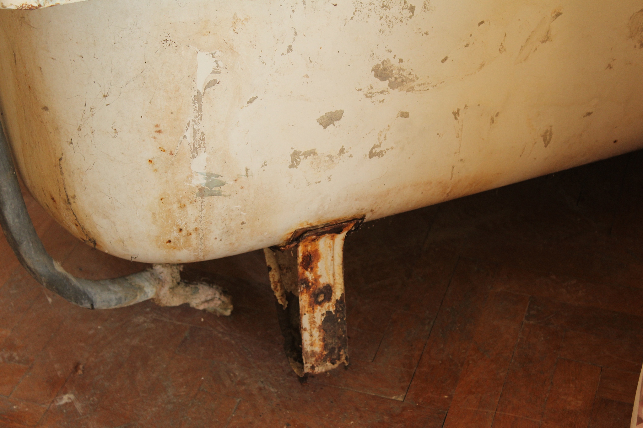 太阳能热水器皮圈漏水怎么办？常见原因及解决方法