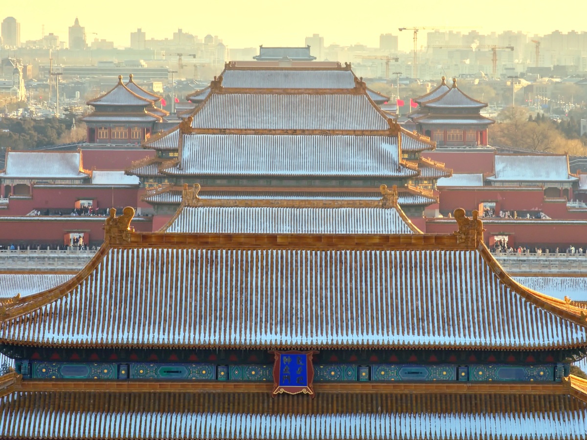 English guide to the Forbidden CityHello everyone We are now going to pay a visit to a place of special interest This scenic spot is located at the center of Beijing and is characterized by thousands