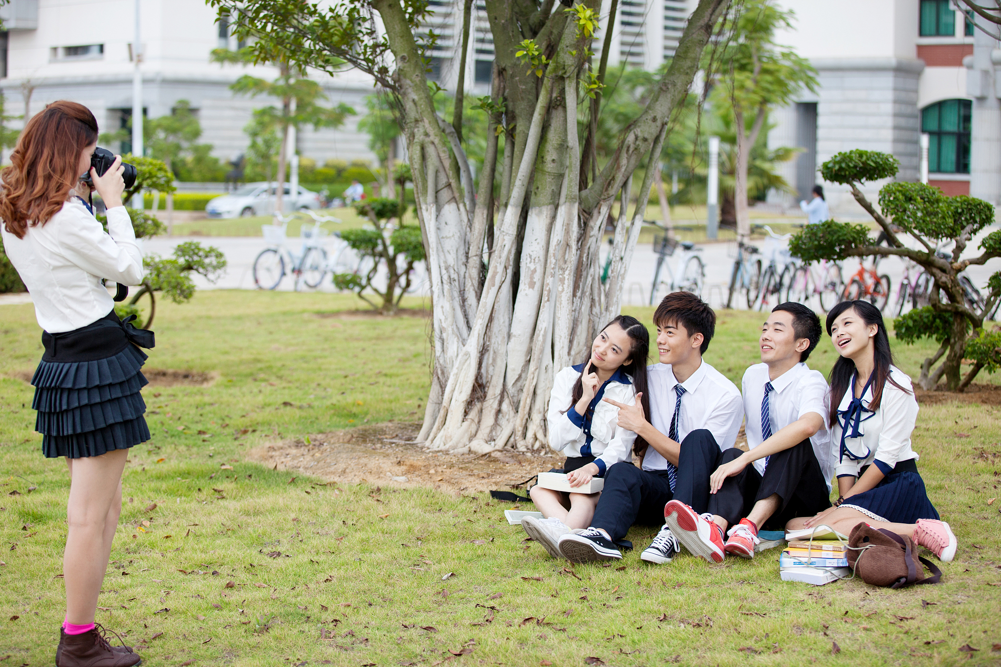 写一个校园生活类的微电影要求作品内容：主题鲜明，内容原创，亮点突出，形式不限，有完整的故事情节和较强的感染力。语言要求：通俗易懂、精炼明晰，表现形式生动活泼，场景直观形象故事不少于一千字