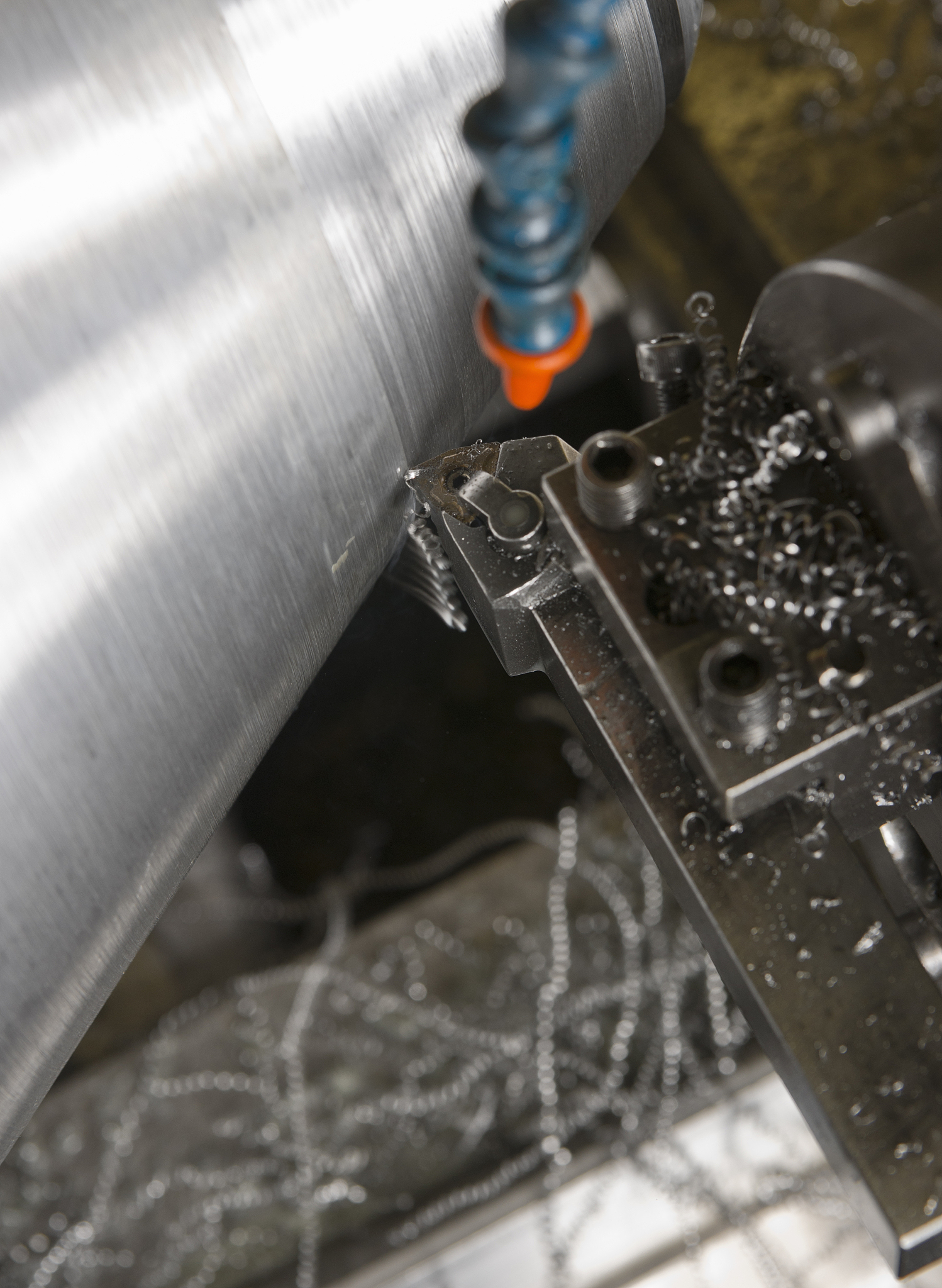 不锈钢加工黏刀原因分析：切削液选择、刀具磨损、速度等