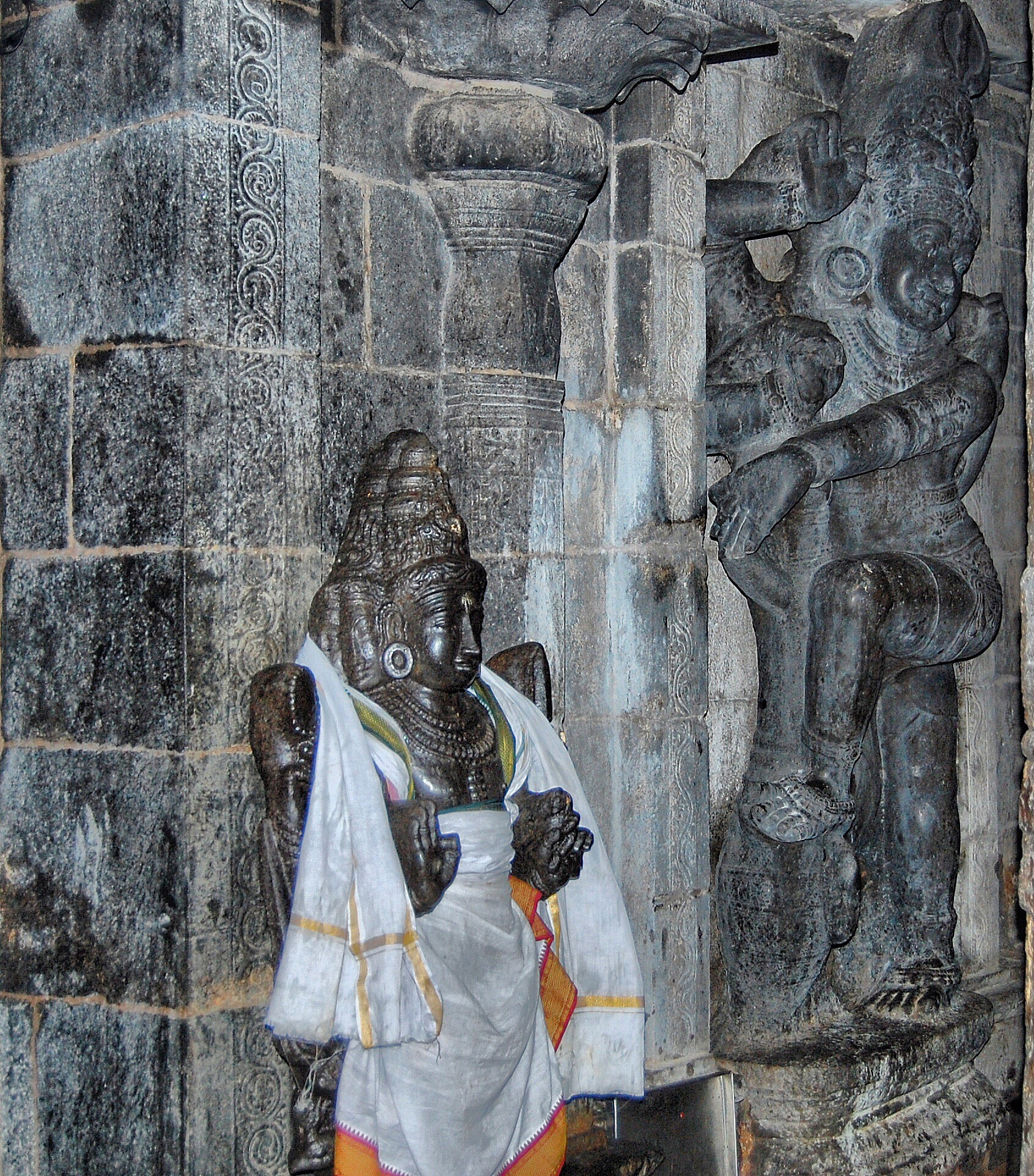 提炼重要的五个关键短语- Islamic traditional art has had a profound impact on the development of public art in Pakistan- Islamic art focuses on geometric shapes and decorations which are reflected in Pakistans ar