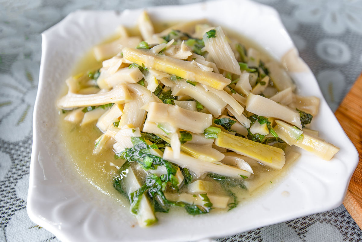 给我一个关于葱油笋尖的300字短视频文案