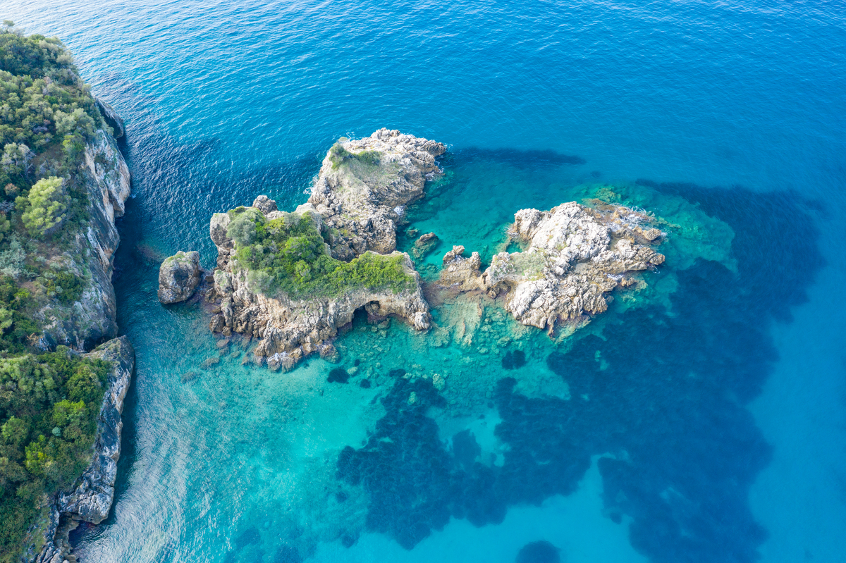 从空中俯瞰绿松石色的海面上散落的岩石小岛
