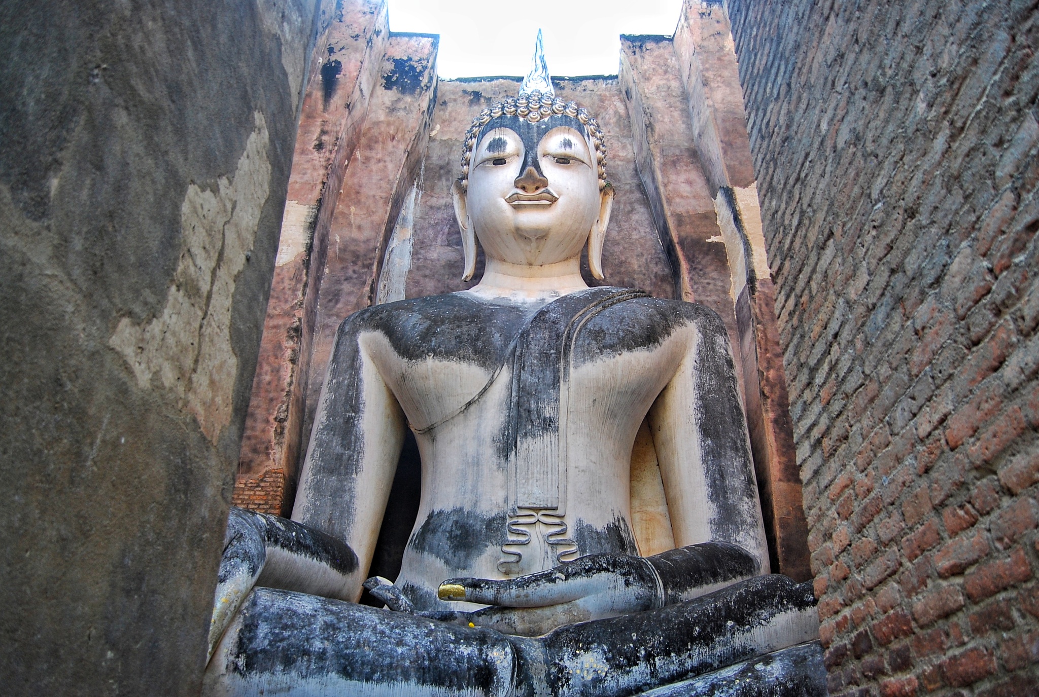 phra achana ancient buddha image of the si chum temple.