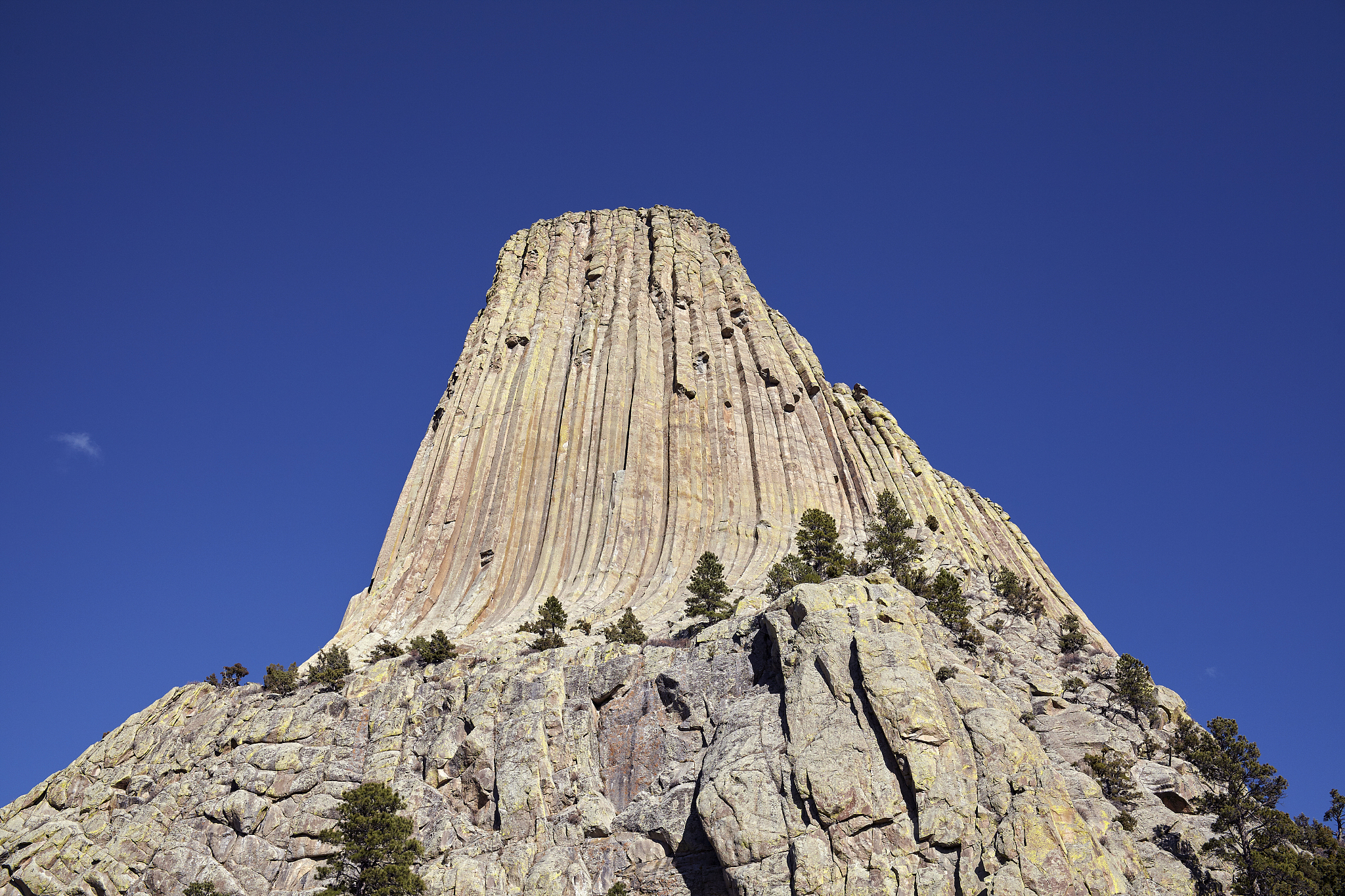 The underthrusting of continental crust during mountain building is an issue of debate for orogens at convergent continental margins We report three-dimensional seismic anisotropic tomography of Taiwa