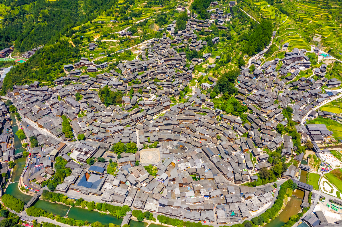 保护与开发古村落的两难之道议论文不少于700字