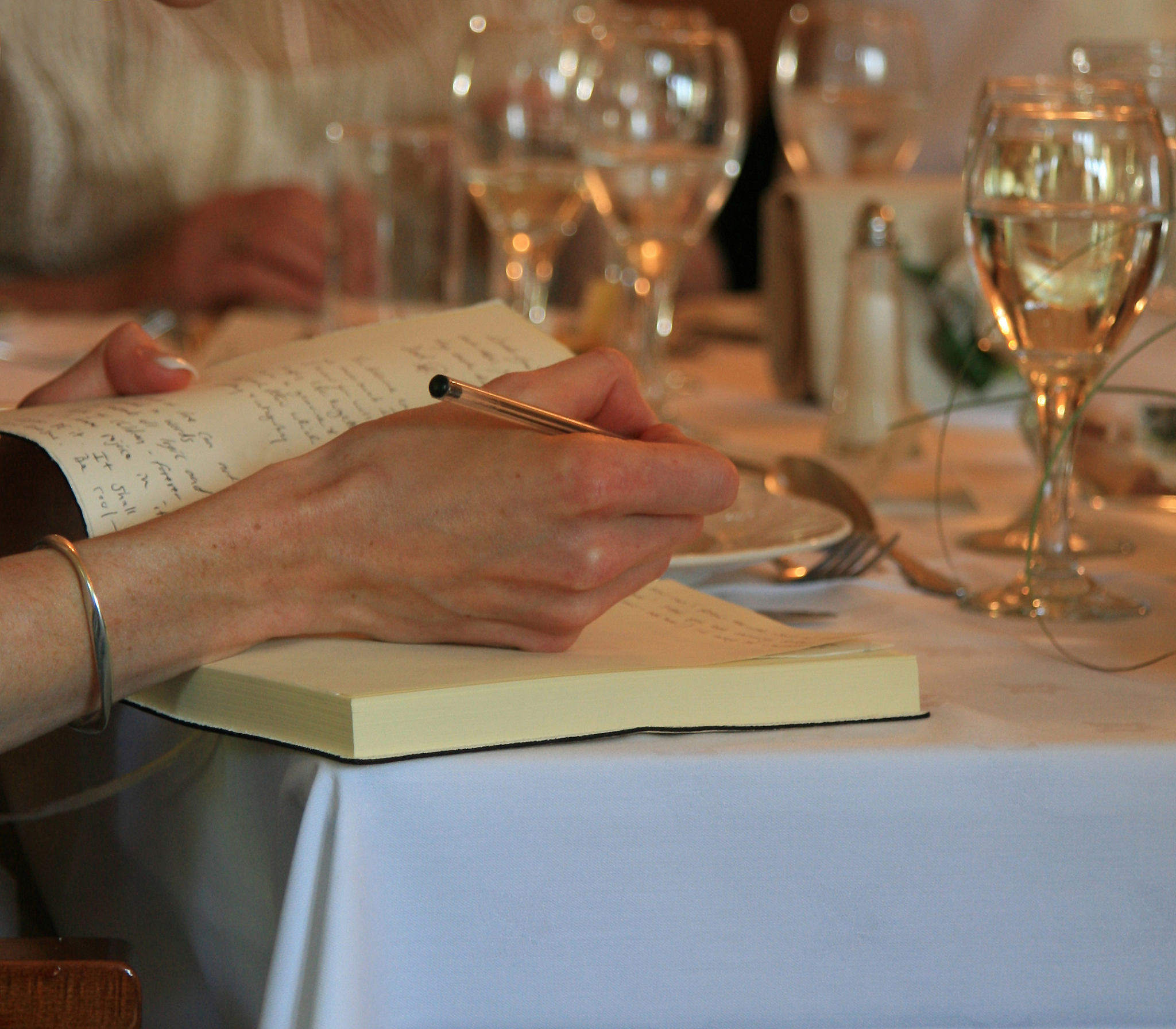 以姓名江异星 杨青伟做一首结婚藏头诗