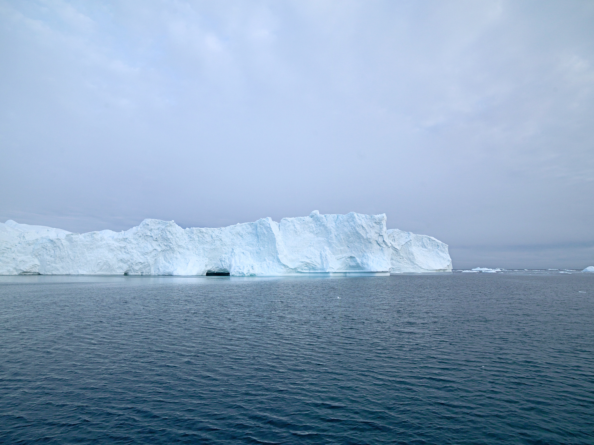 用散文体裁改写以下文字他们发现如果累计碳排放量不超过1万亿吨格陵兰冰盖在经历起初1000年的融化后会转为缓慢增长。达到1万亿吨后冰盖将长期持续融化导致海平面上升约18米；达到25万亿吨后格陵兰冰盖在万年内可能消失殆尽导致海平面上升约69米。