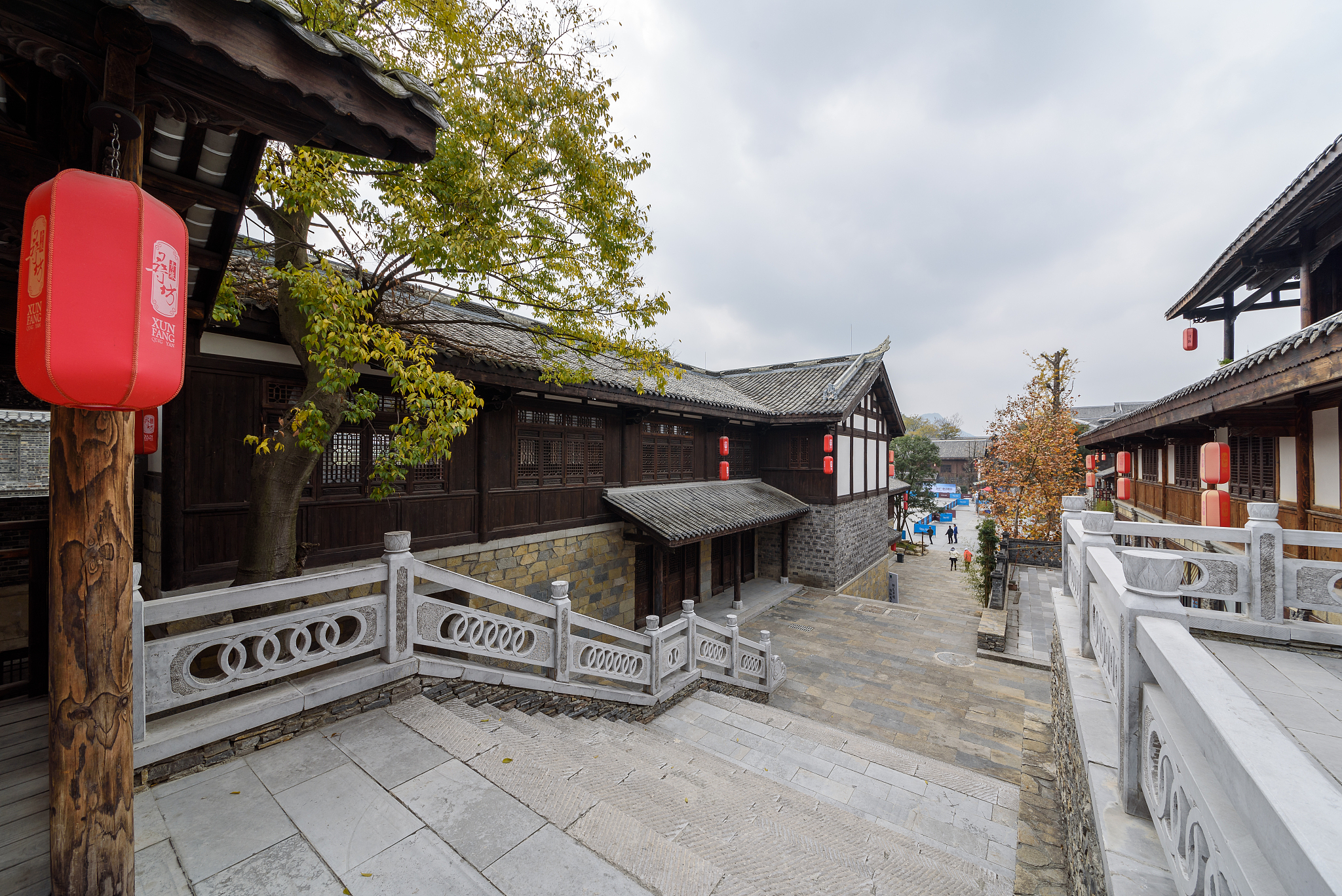 这样的一个价格我知道大家朋友们是不是可以既然出来玩了那一两百块钱肯定是没那么心疼的但是如果你能找到在这个性价比最高的之内可以来个咱们地理位置又好咱们是不是一个房间又舒适而且咱们整个酒店配备设施齐全的那便宜点是不是何乐而不为呢今天给大家的这样一个房间这个酒店就这么一单库存了好不好最后的一单库存价格是可以在我的5a级景区入住三天两晚直接去拍咱们今天一一起安排到位好不好帮我写一段内容和风格相似的文案18