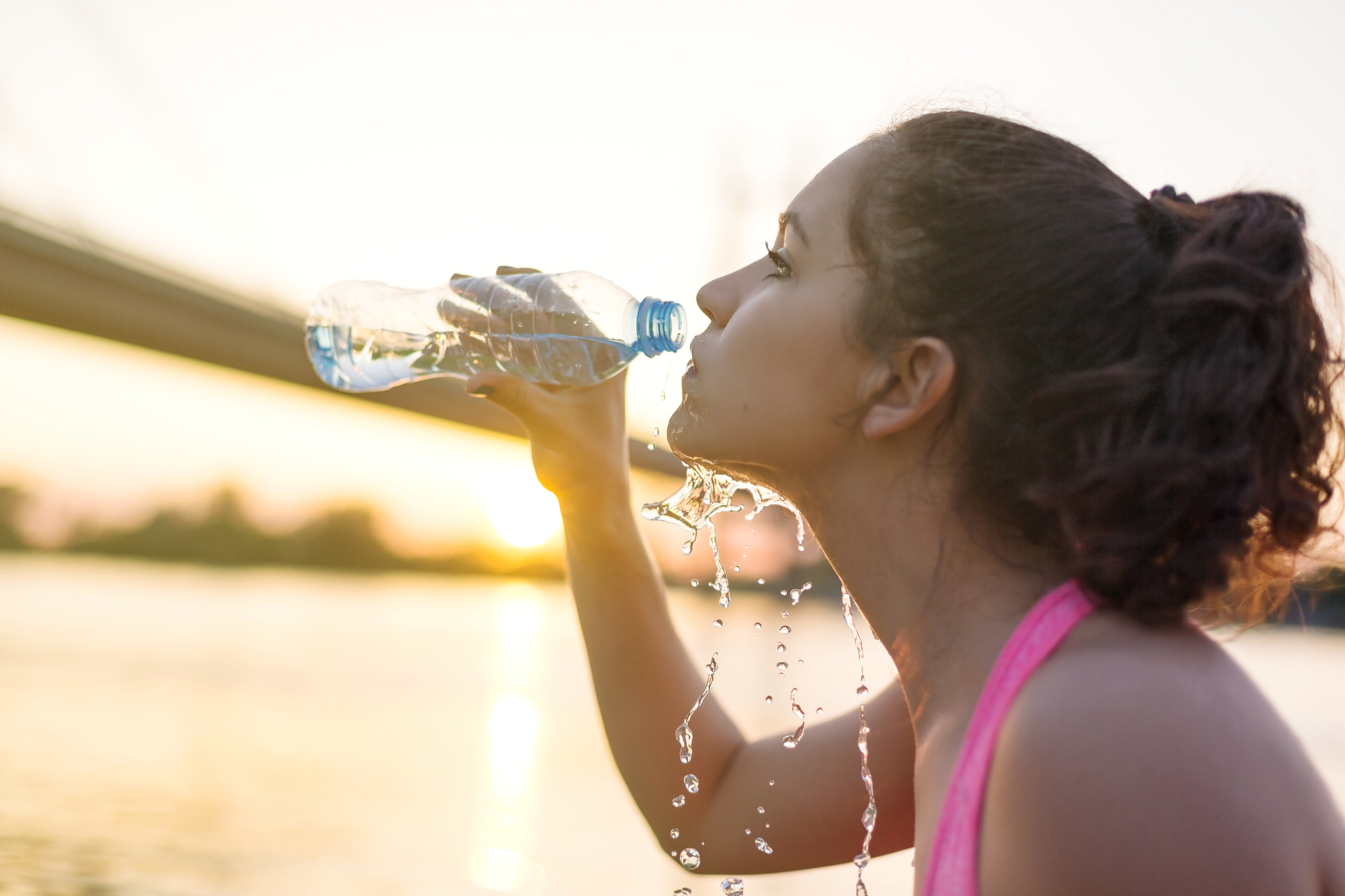炎炎夏日，一杯水的幸福：描写一个人喝水时的开心画面