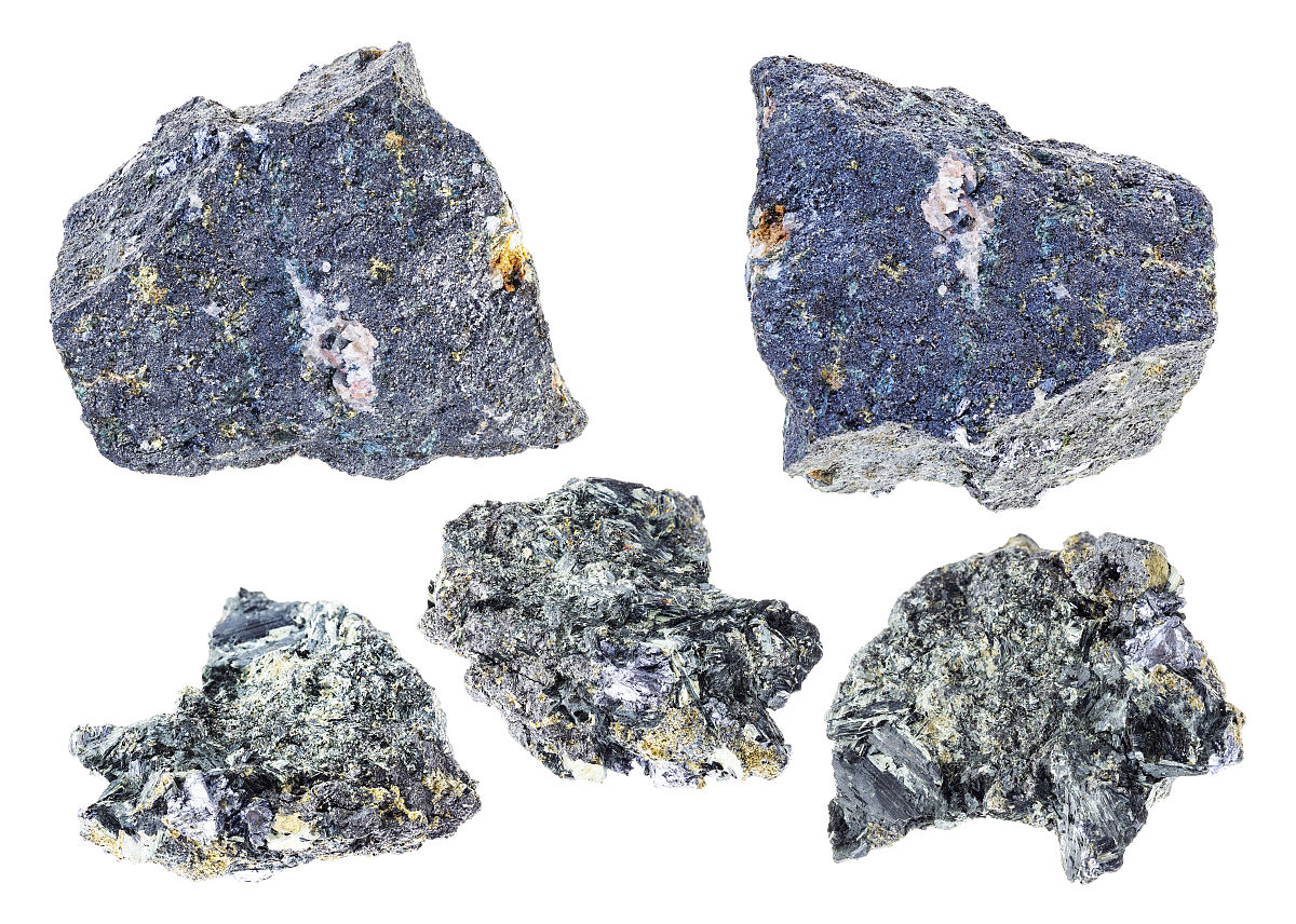 对以下内容进行大变化改写换一种说法表达要求语言通顺逻辑清晰。使用原子力显微镜AFM和X射线光电子能谱XPS进行的表面表征表明使用类Fenton试剂进行氧化处理后黄铜矿表面覆盖了一层更厚的氧化产物即CuO、CuOH2、FeOOH、Fe2SO43。另一方面在使用不同浓度的H2O2水溶液和类Fenton试剂进行氧化处理后辉钼矿表面只是被轻微氧化。这种现象可能是由于辉钼矿表面的氧化产物即MoO2和MoO3