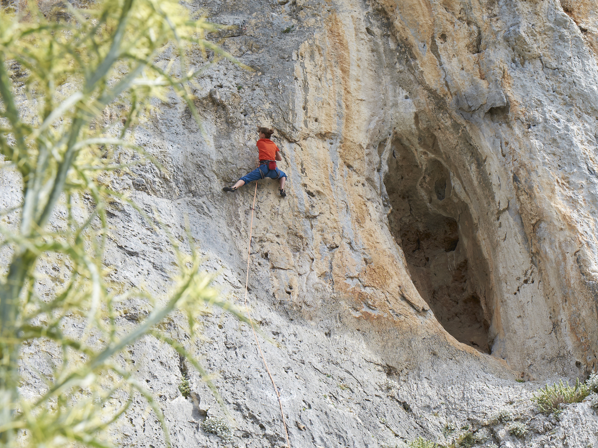 润色一下 写成中文 弗拉米尼是一位极限运动员和登山家她有着非凡的勇气和坚韧的意志。她曾在世界各地挑战过最高的山峰和最危险的极限运动但这一次她选择在一个深达70米的地下洞穴生活500多天。弗拉米尼进入洞穴时已经48岁她要求后援团队不与她联系哪怕亲人去世也是。她想要在完全与外界隔绝的环境下挑战自己的极限探索人类的潜力。在洞穴里弗拉米尼面临着极度的孤独和压力但她并没有放弃。她每天坚持锻炼身体、画画、织帽