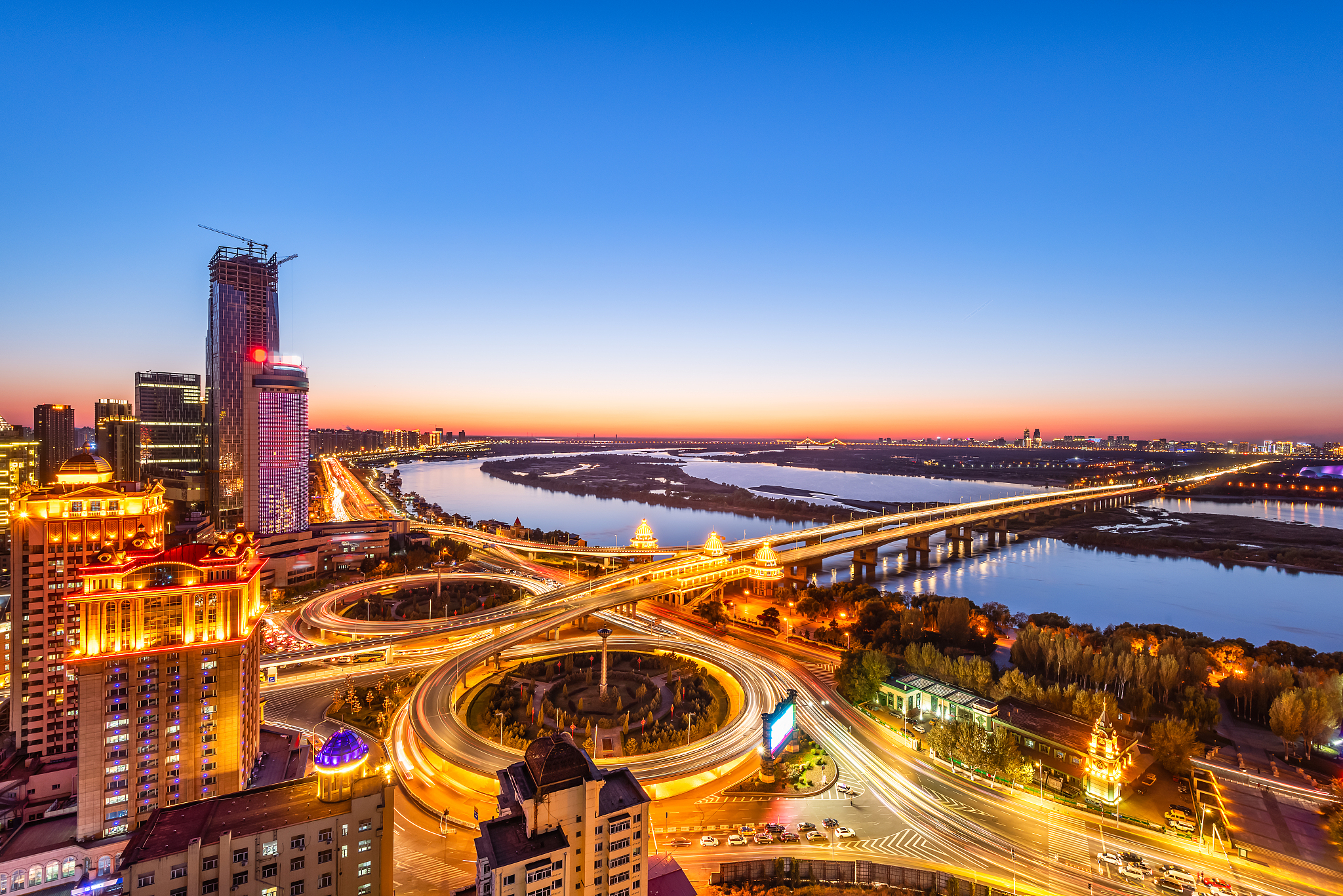 哈尔滨松花江公路大桥建筑夜景