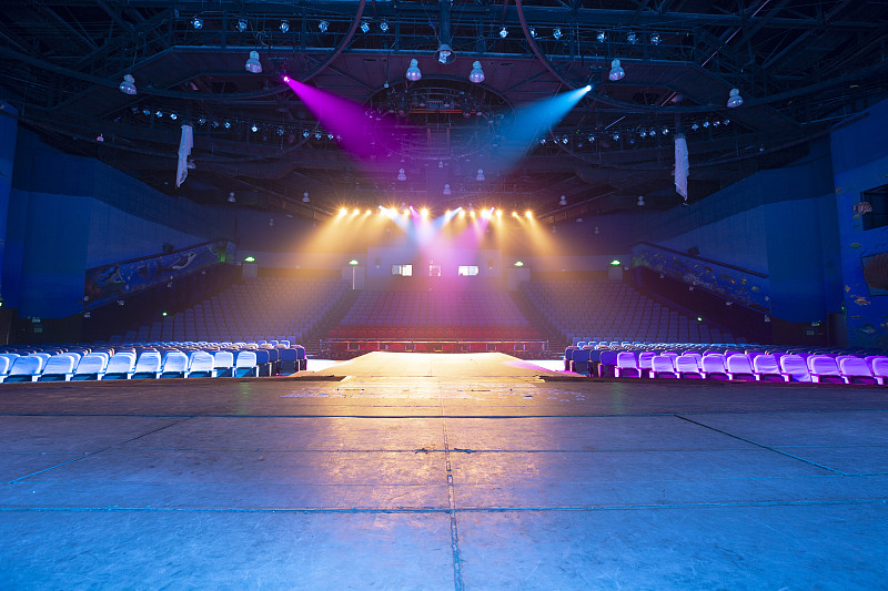 舞台设计要素：尺寸、高度、灯光、背景、道具、观众席、安全和预算