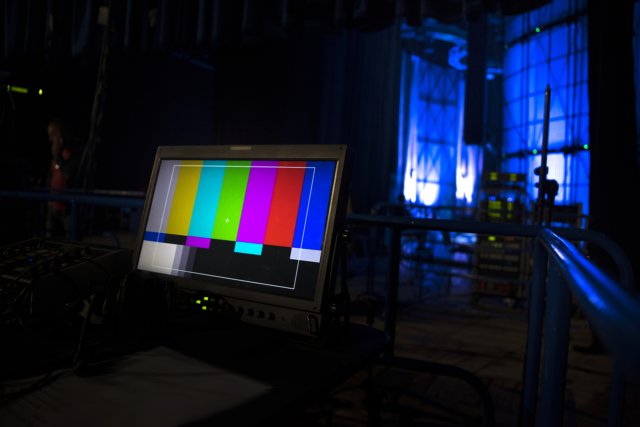 如何消除实验中的环境背景光干扰？