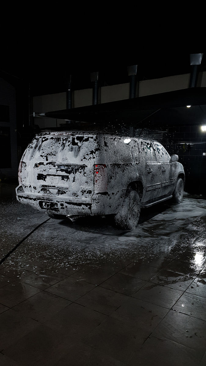 受伤后躲避：黑暗角落、后备箱和神秘女人