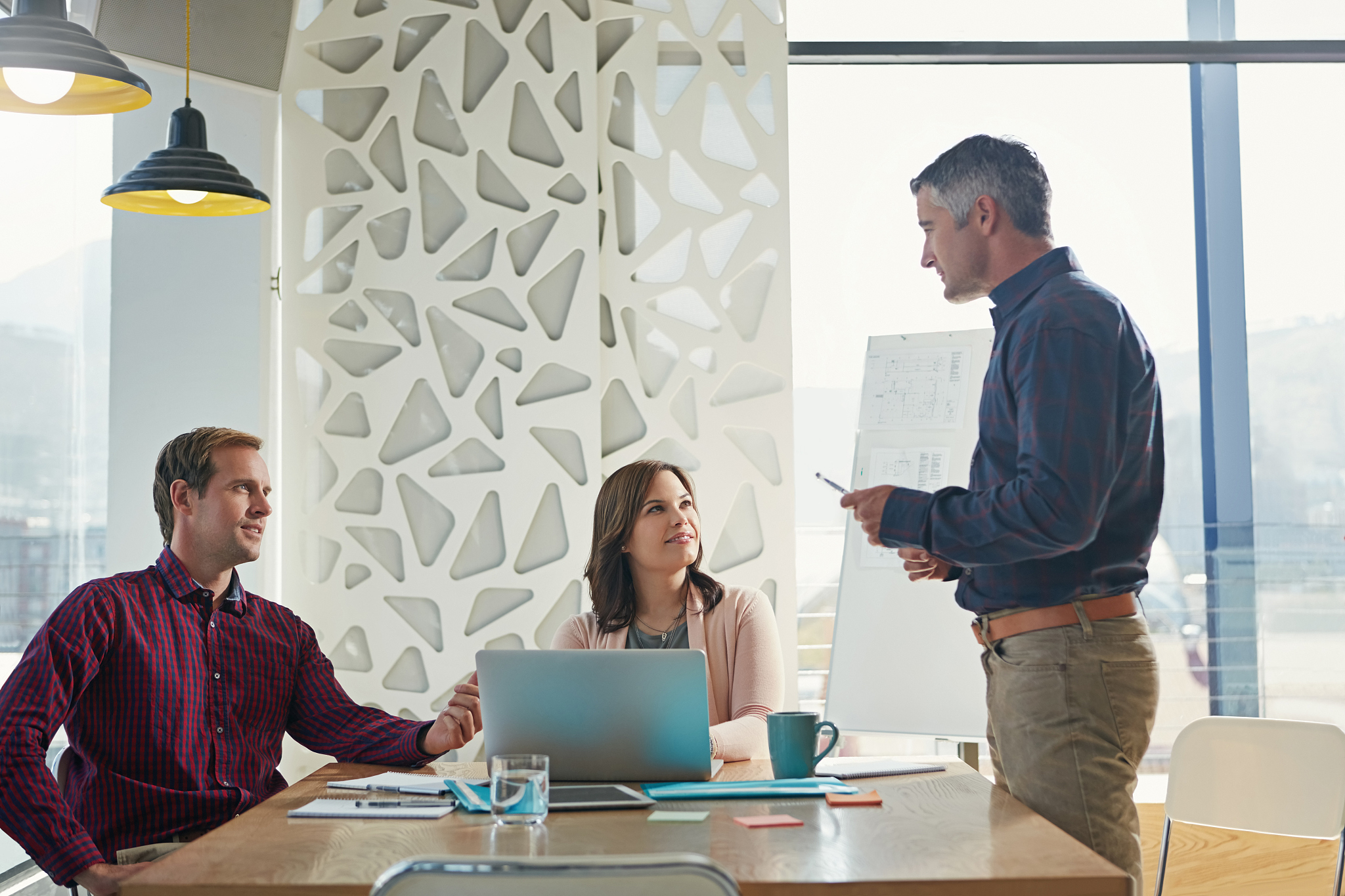 如果我是一个烤肠摊主制定了以下2种营销方案：1、顾客一次性买3根烤肠时获得抽奖资格抽中头奖后退全款再另外赠送3根。2、顾客买一根烤肠获得抽奖资格抽中头奖后退全款。烤肠售价为3元进货价1元每次抽奖的概率是112哪种方案能获得更多利润