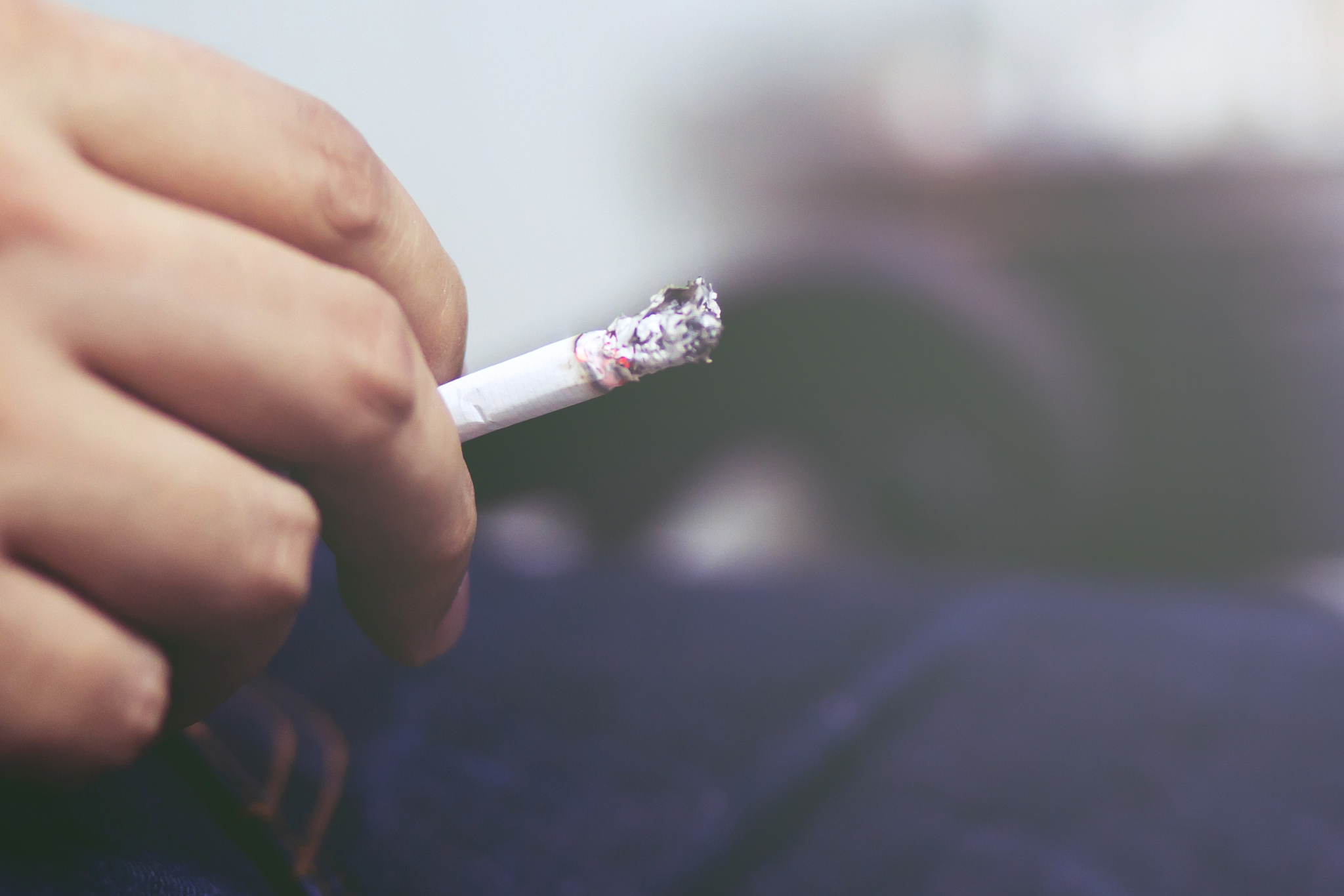 如何装作很会抽烟的样子