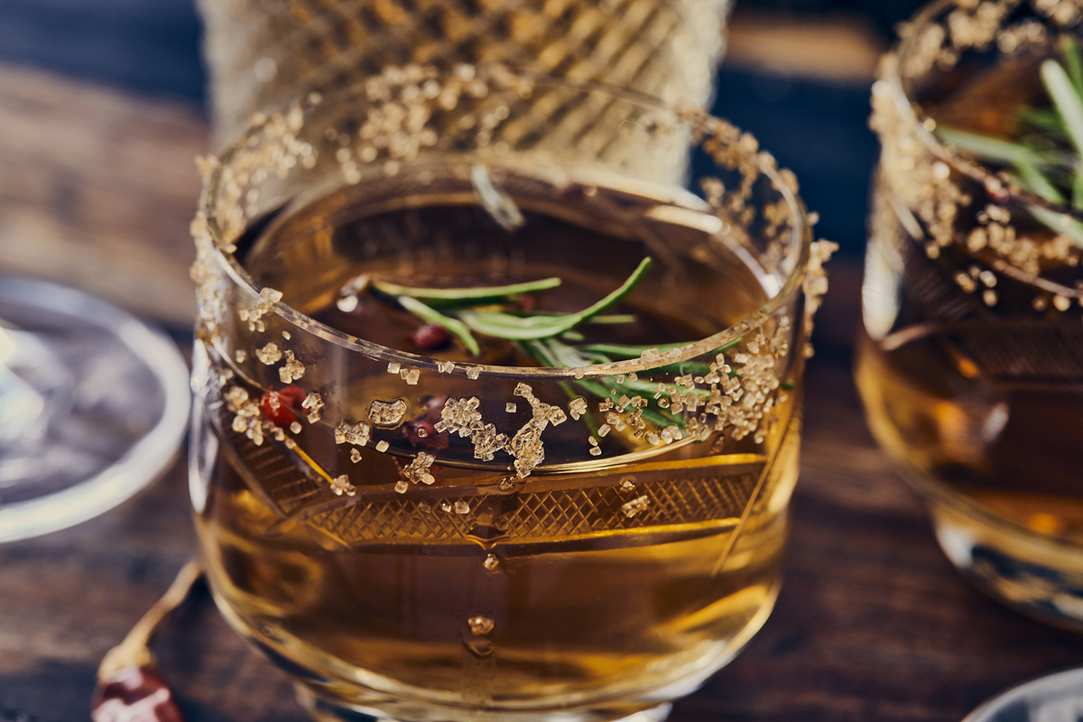 《酒》液体之火让你若梦若醒飘飘欲仙让天地颠倒让世界旋转。