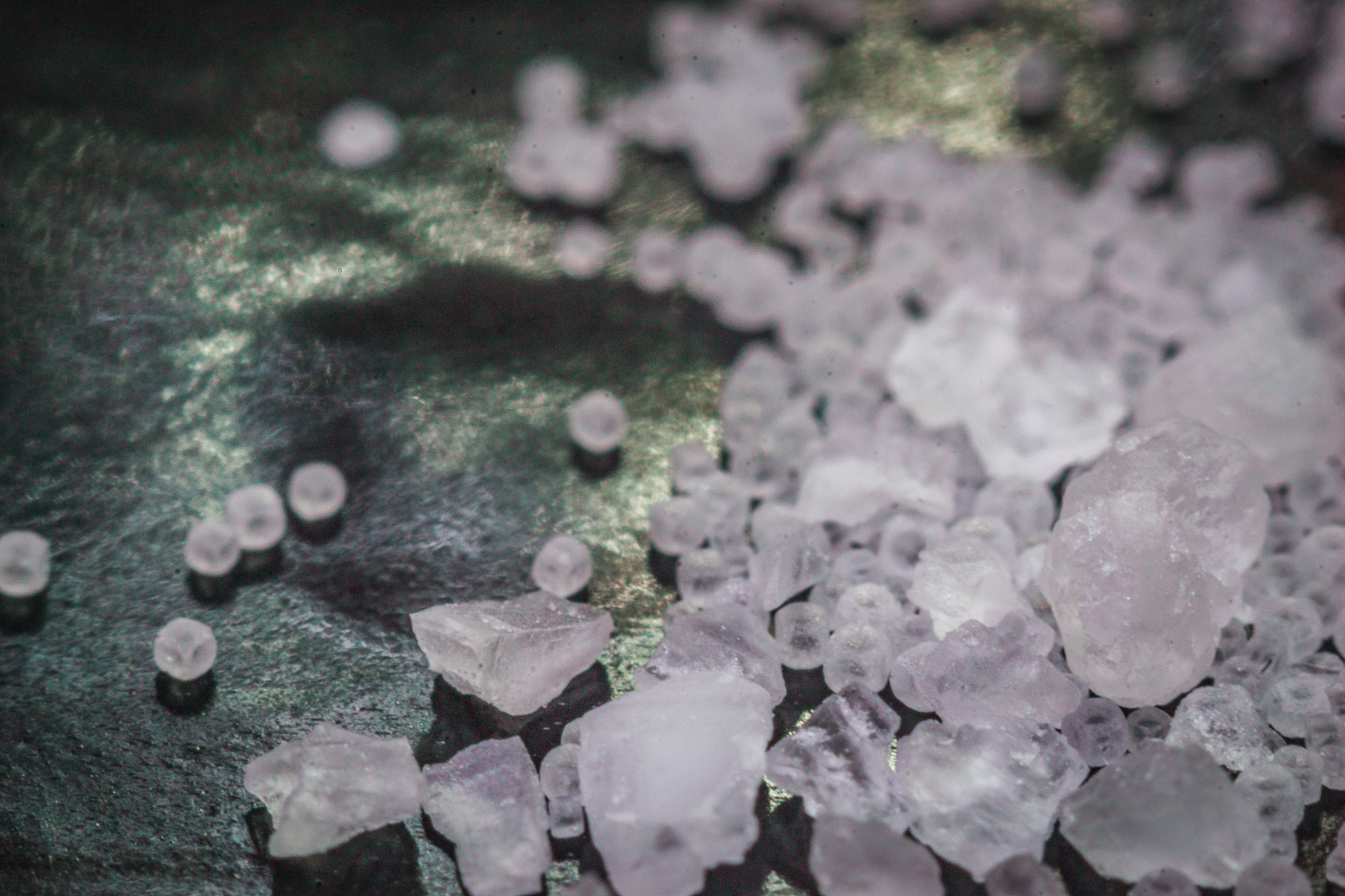 对以下内容进行中文大变化改写换一种说法表达要求语言通顺逻辑清晰。在硫化矿浮选分离过程中矿物氧化产生的疏水性和亲水性物质会影响矿物表面的物理化学性质进而影响硫化矿的浮选行为。在浮选过程中矿物颗粒在气泡表面的黏附以及随后随气泡上升的稳定性将由矿物颗粒表面疏水性和亲水性物质的比例控制矿物表面可能同时存在许多疏水性和亲水性物质改变这些物质的比例可能会对矿物的浮选行为产生重大影响9。当矿物被氧化时其氧化深度