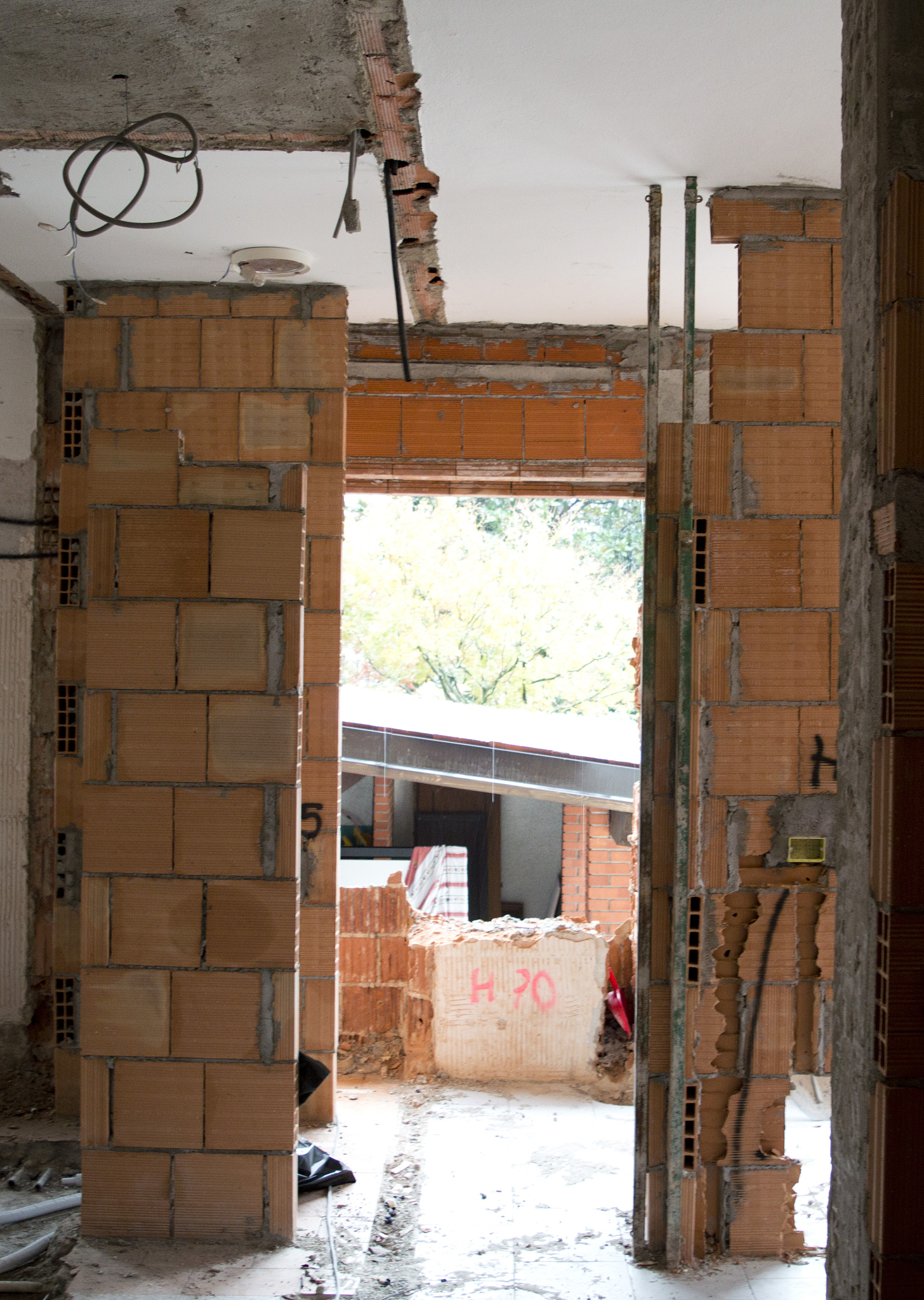 卫生间柱子横梁不对直，会影响房屋安全吗？