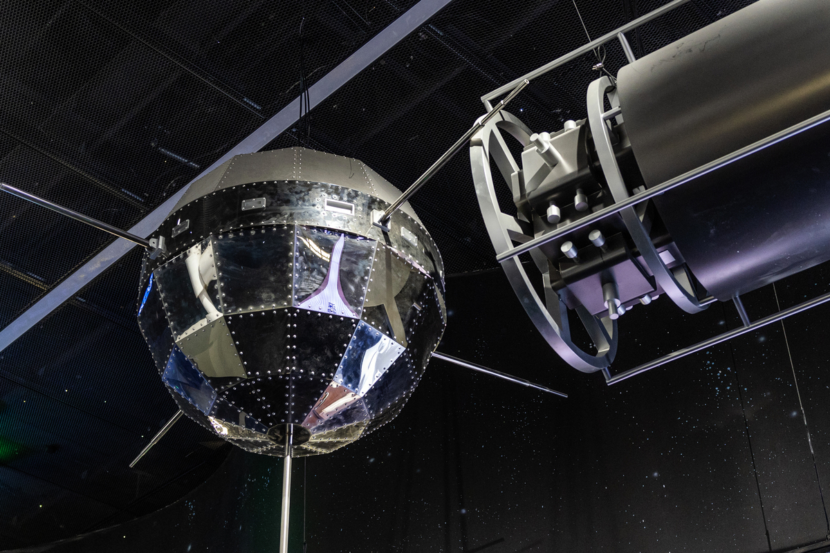 A Comprehensive Review of Satellite Routing Techniques