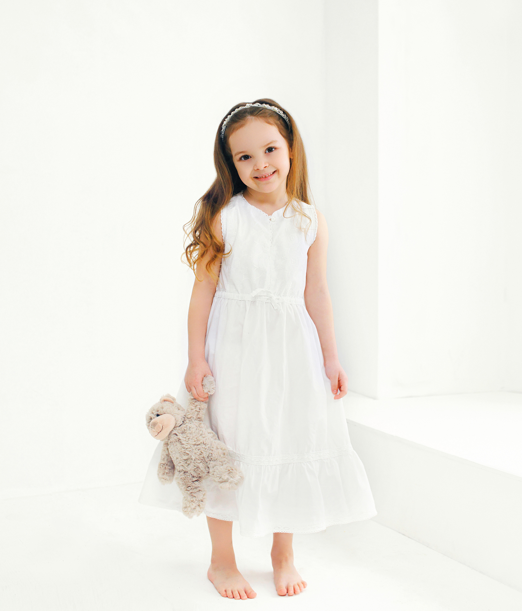 撰写一篇童装内衣穿搭的文案以描述服饰细节为主题服饰类型：蓝白色相间的白雪公主睡裙、清新感翻领排湿睡衣、时尚气质感吊带连衣裙