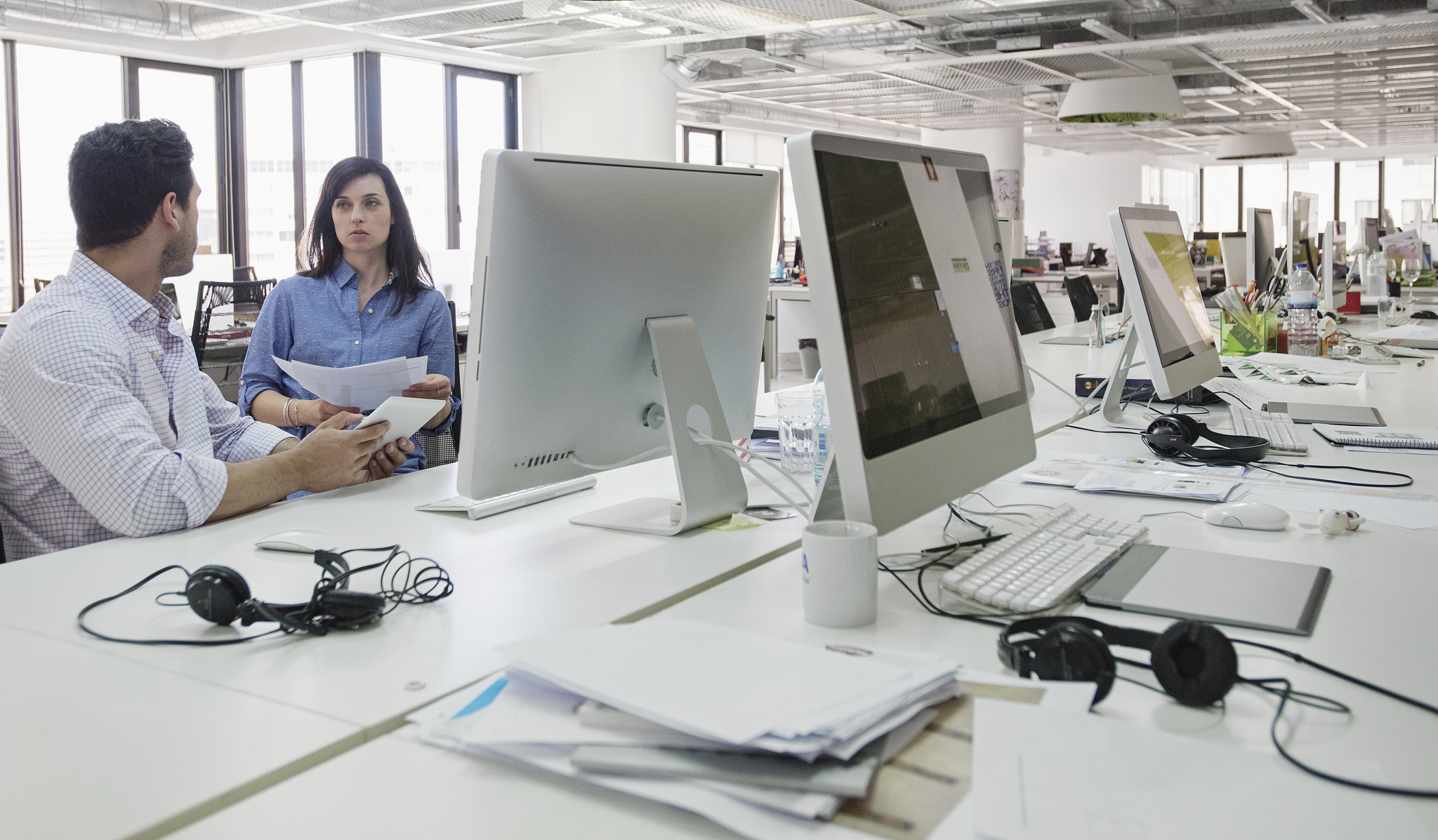 businessman and businesswoman working having discussion at desk 