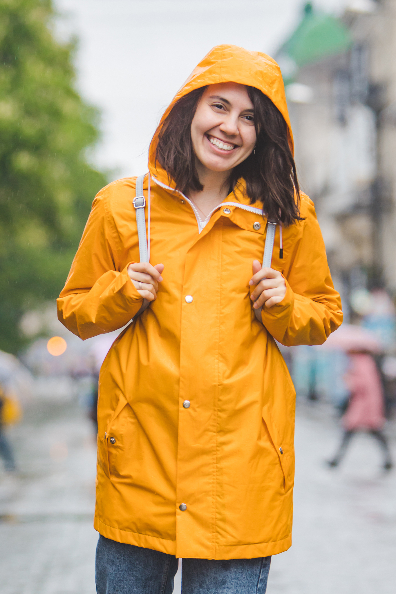 帮我撰写一篇时尚美文。关键词：率性感、童趣活力、轻盈防晒、洁净白色打底的休闲防晒衣外套黑色字母印花装点整体、休闲百搭的白色T恤、时尚感橙色翻领衬衣