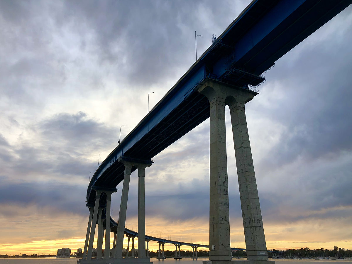 桥梁建设具有悠久的历史并存在多种分类方式。根据用途不同桥梁可分为铁路桥、公路桥、人行桥和运水桥等类型。根据跨越的障碍不同可分类为跨河桥、跨谷桥、跨线桥也称为立交桥、高架桥和栈桥等。根据跨度的大小和多跨总长不同可分为小桥、中桥、大桥和特大桥等。此外还可以根据结构来划分包括梁板桥、拱桥、悬索桥和钢架桥等。把这段话降低重复率