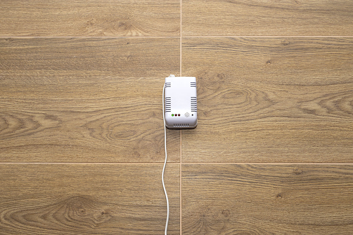 请查找资料整理常见的传感器类型分析他们的测量原理并写出主要的应用场景2000字左右。