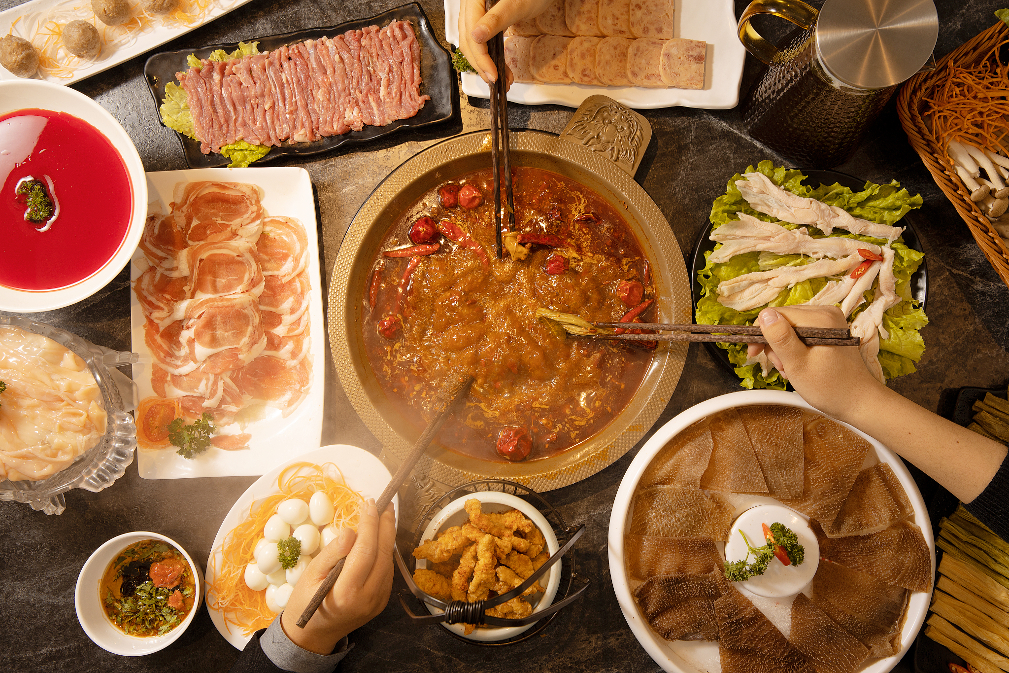 写个探店火锅店的文案包括虾滑肥牛鱼片