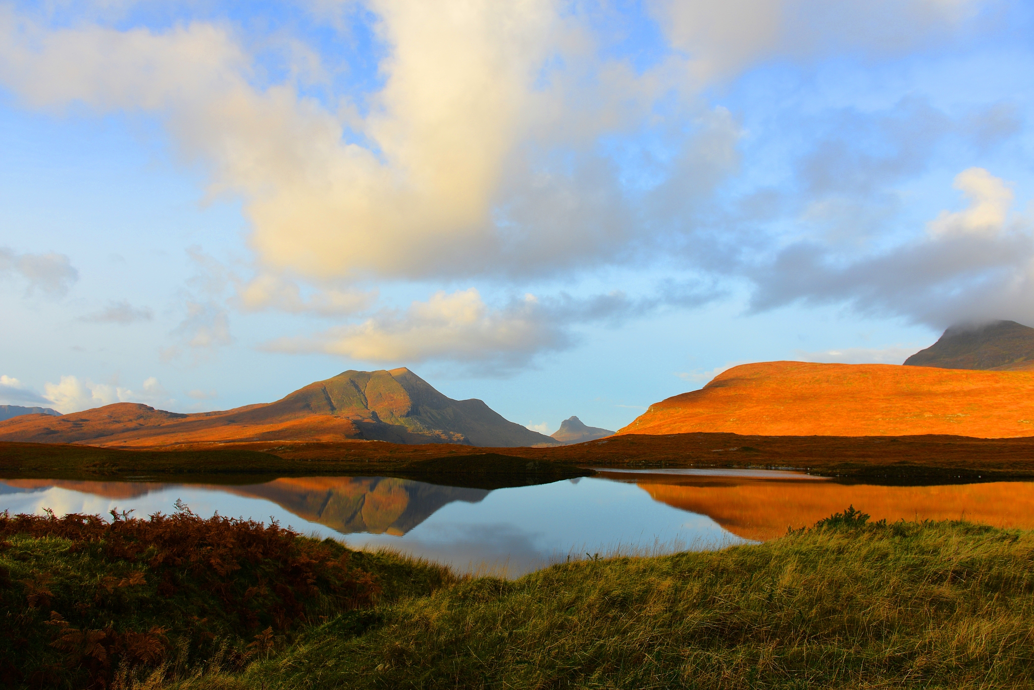 于山间听万物于山顶看云影于海里游碧顷于河边钓心情帮我换一个表达方式修改多一些要精简文字要优美