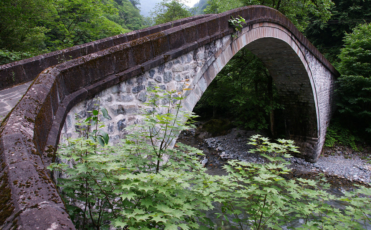 帮我写一段两微米掺铥激光器的论文引言部分